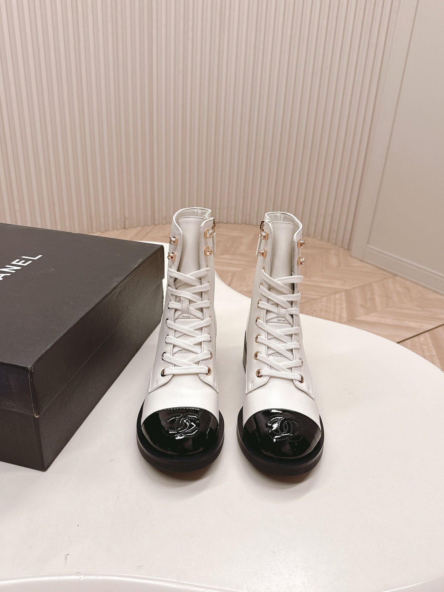CHANEL ANKLE BOOTS 25S IN WHITE MIX BLACK LAMBSKIN WITH ZIPPER - 35