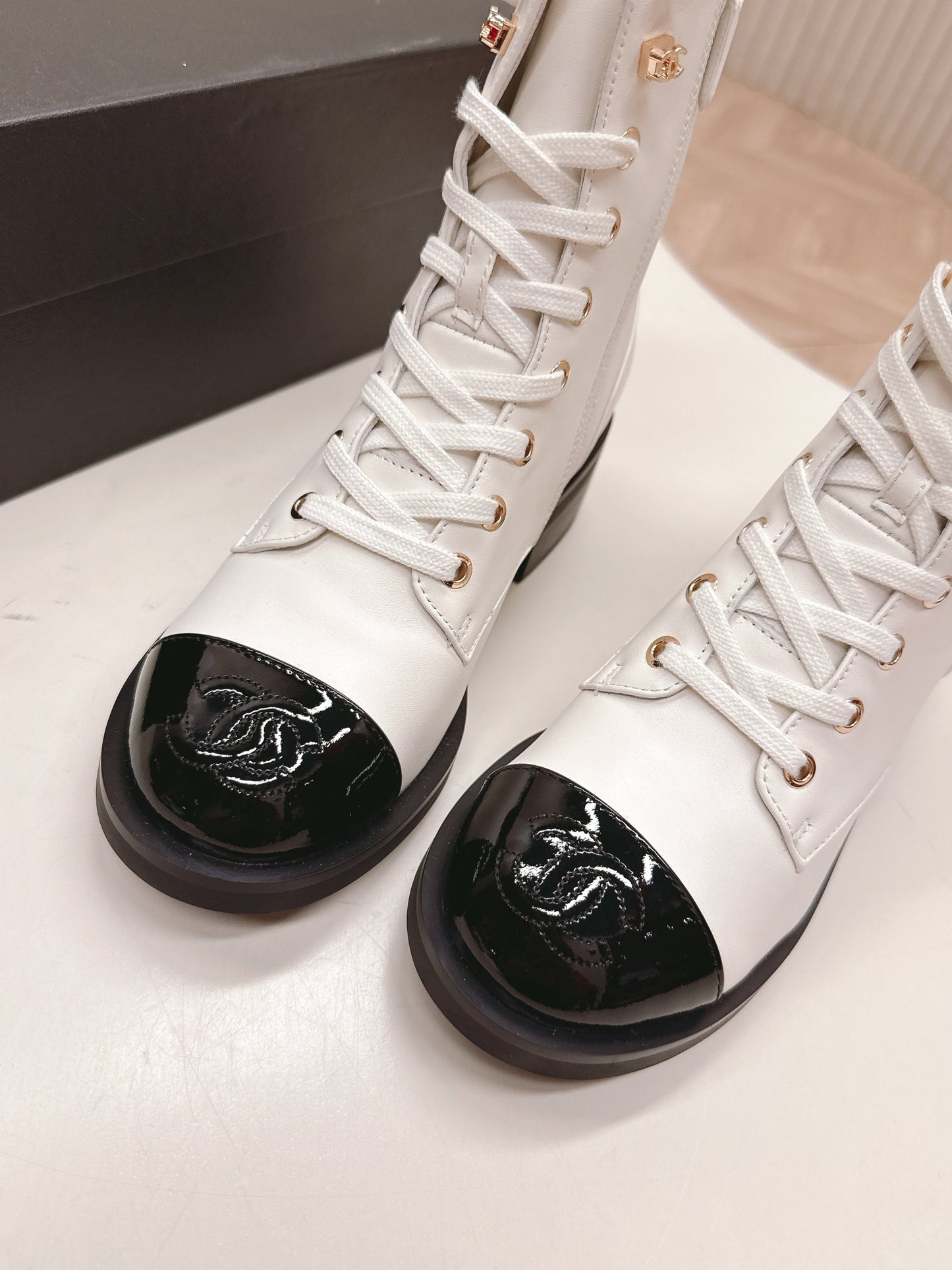 CHANEL ANKLE BOOTS 25S IN WHITE MIX BLACK LAMBSKIN WITH ZIPPER - 35
