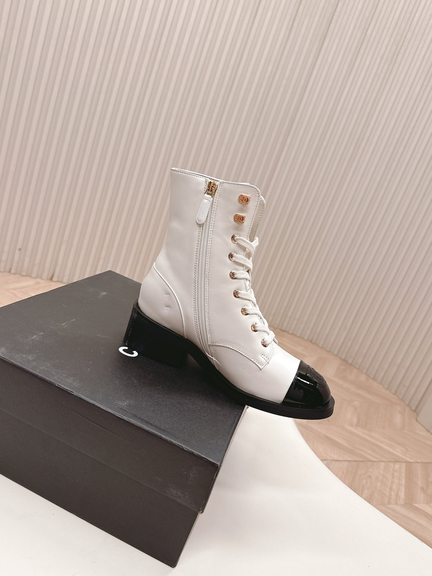CHANEL ANKLE BOOTS 25S IN WHITE MIX BLACK LAMBSKIN WITH ZIPPER - 35
