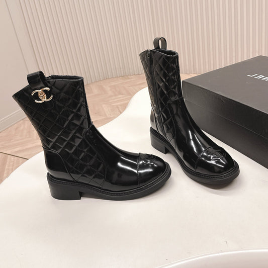 CHANEL ANKLE BOOTS 25S IN BLACK GLOSSY LAMBSKIN WITH GOLD HARDWARE - 35