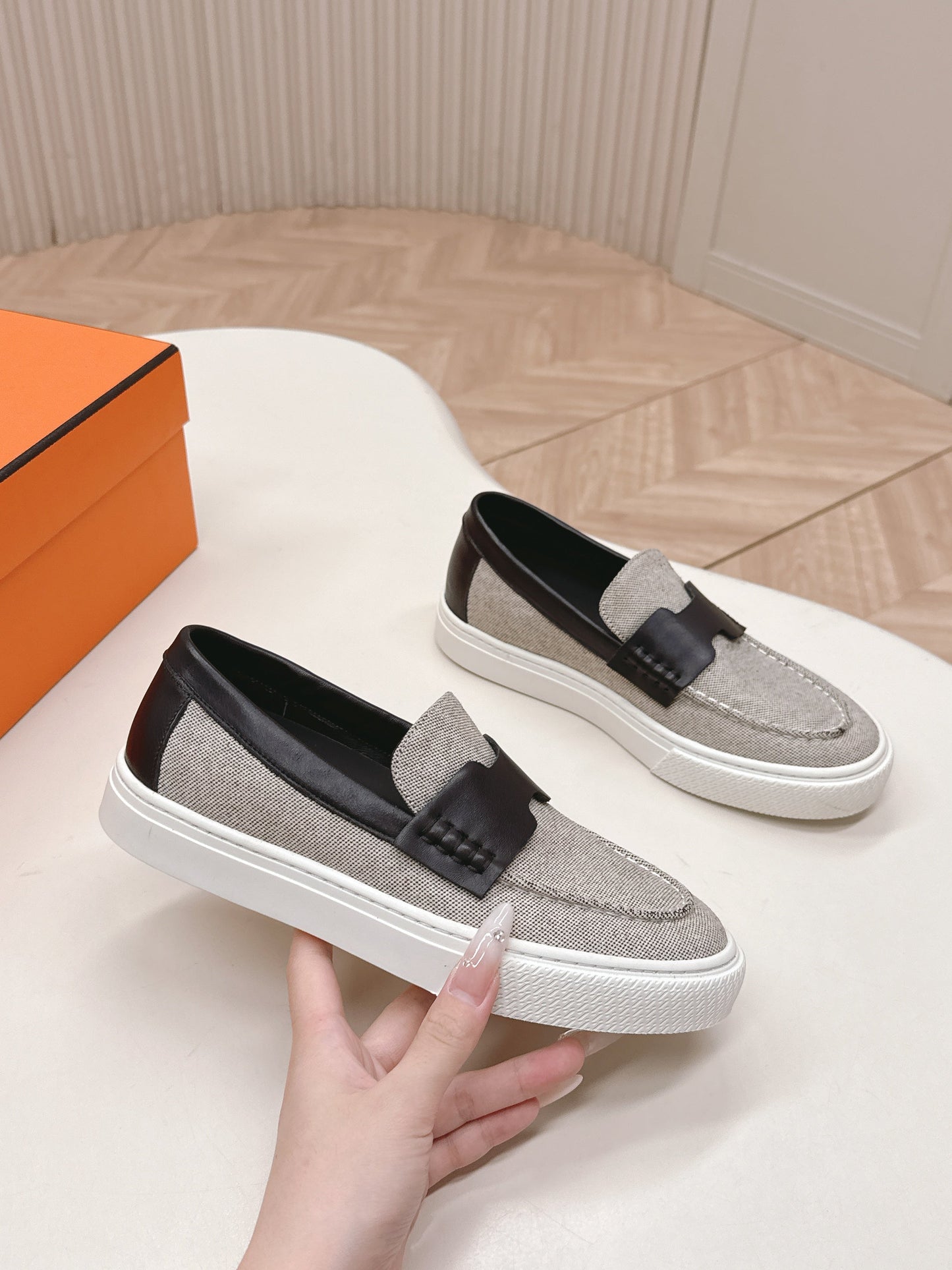 HM 25S SLIP-ON IN LIGHT GREY CANVAS AND BLACK LAMBSKIN - 35