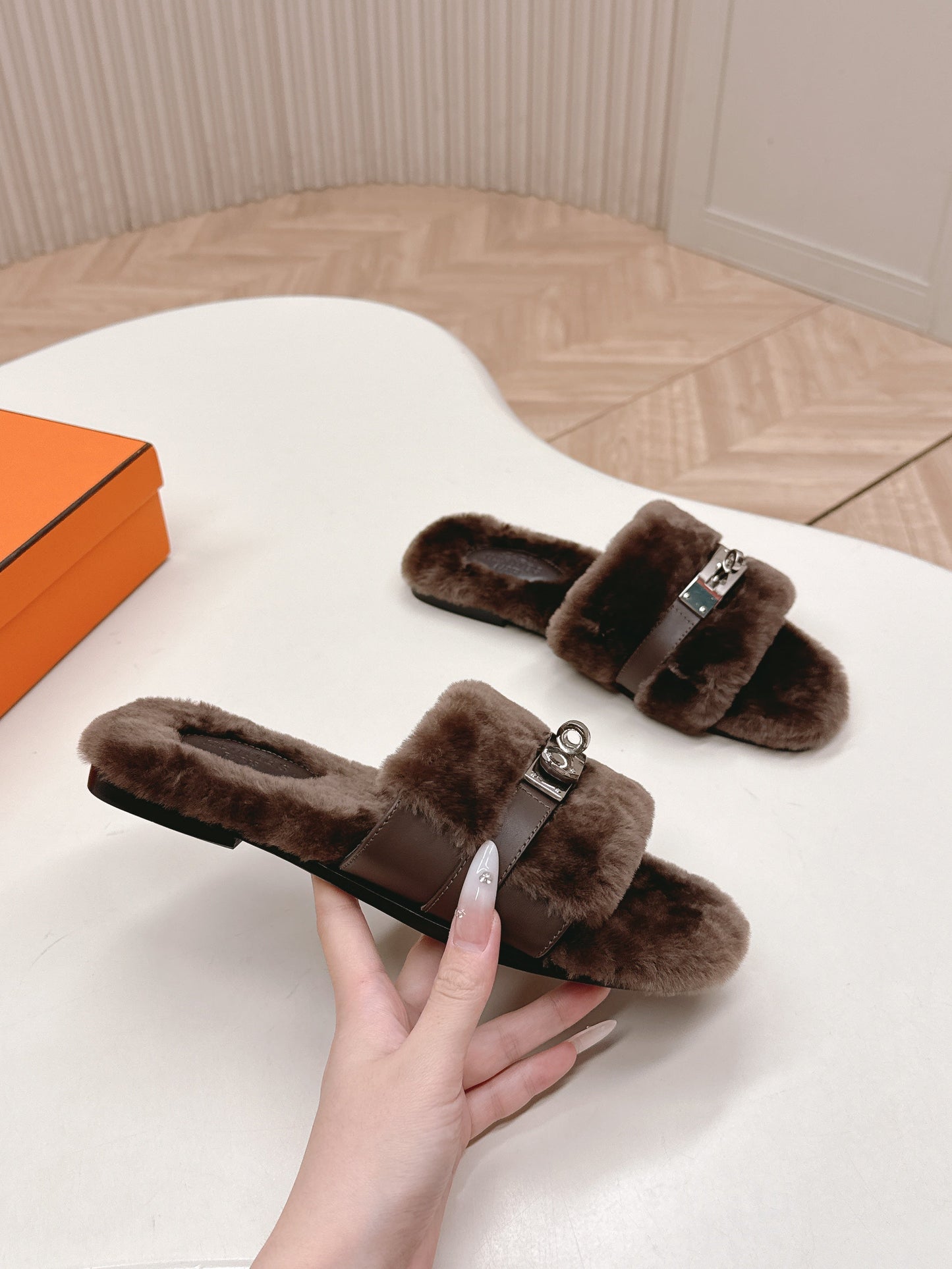HM 25S ORAN SANDAL IN DARK BROWN SHEARLING WITH SILVER HARDWARE - 35