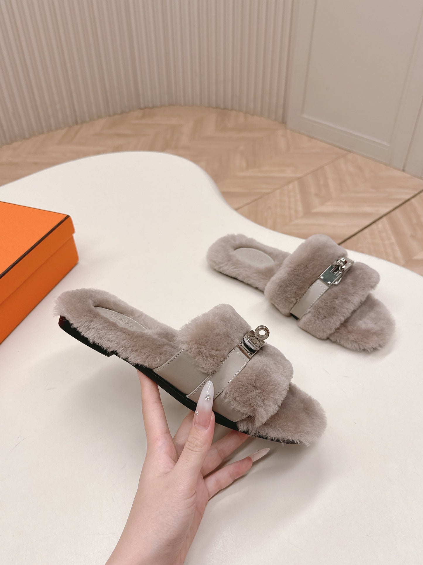 HM 25S ORAN SANDAL IN PALE BEIGE GRAY SHEARLING WITH SILVER HARDWARE - 35