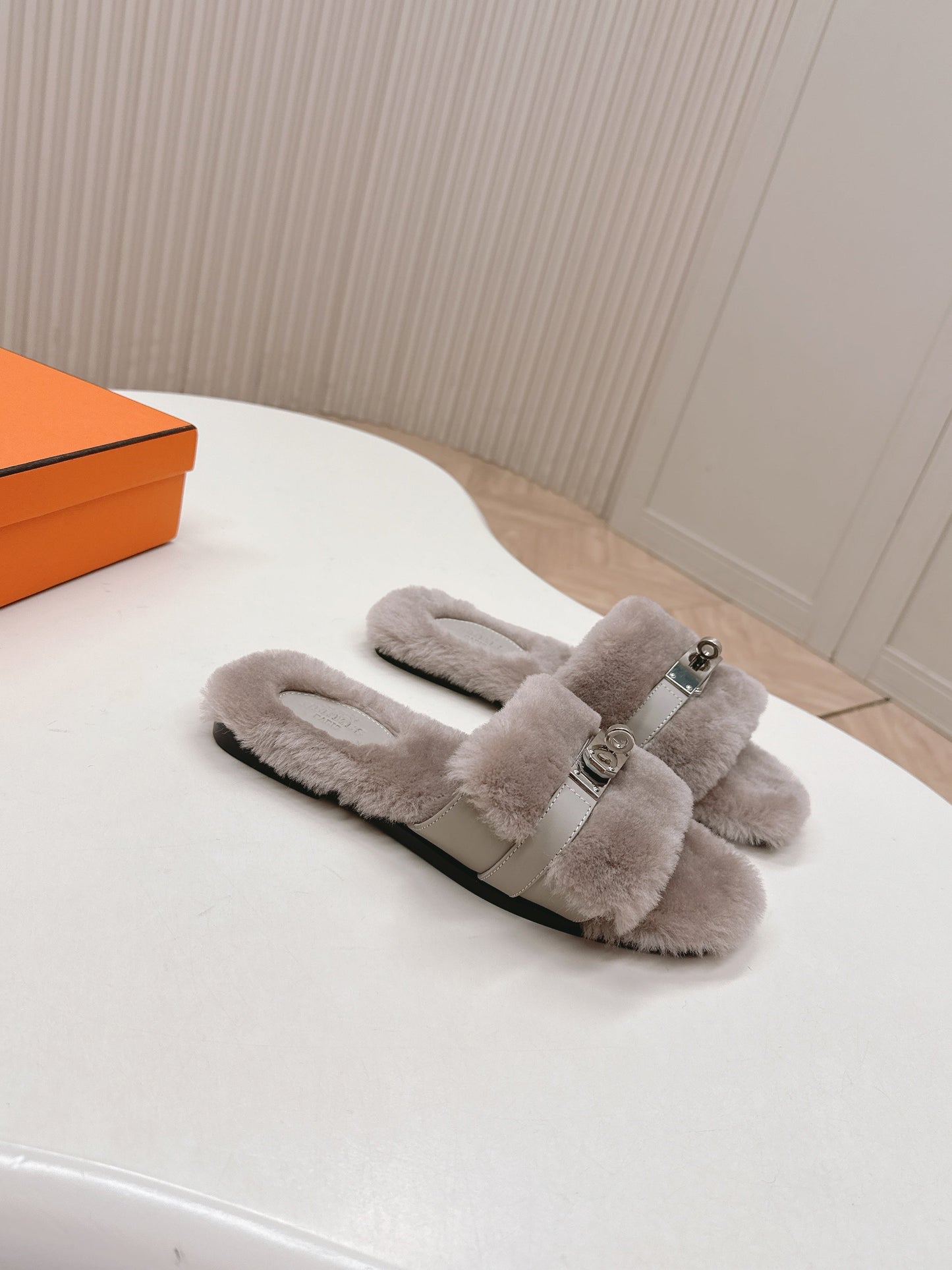 HM 25S ORAN SANDAL IN PALE BEIGE GRAY SHEARLING WITH SILVER HARDWARE - 35