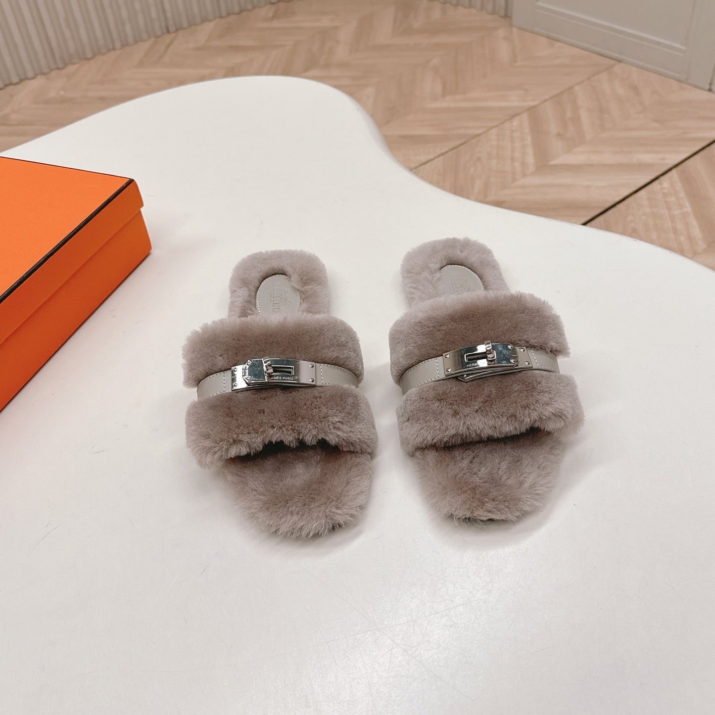 HM 25S ORAN SANDAL IN PALE BEIGE GRAY SHEARLING WITH SILVER HARDWARE - 35