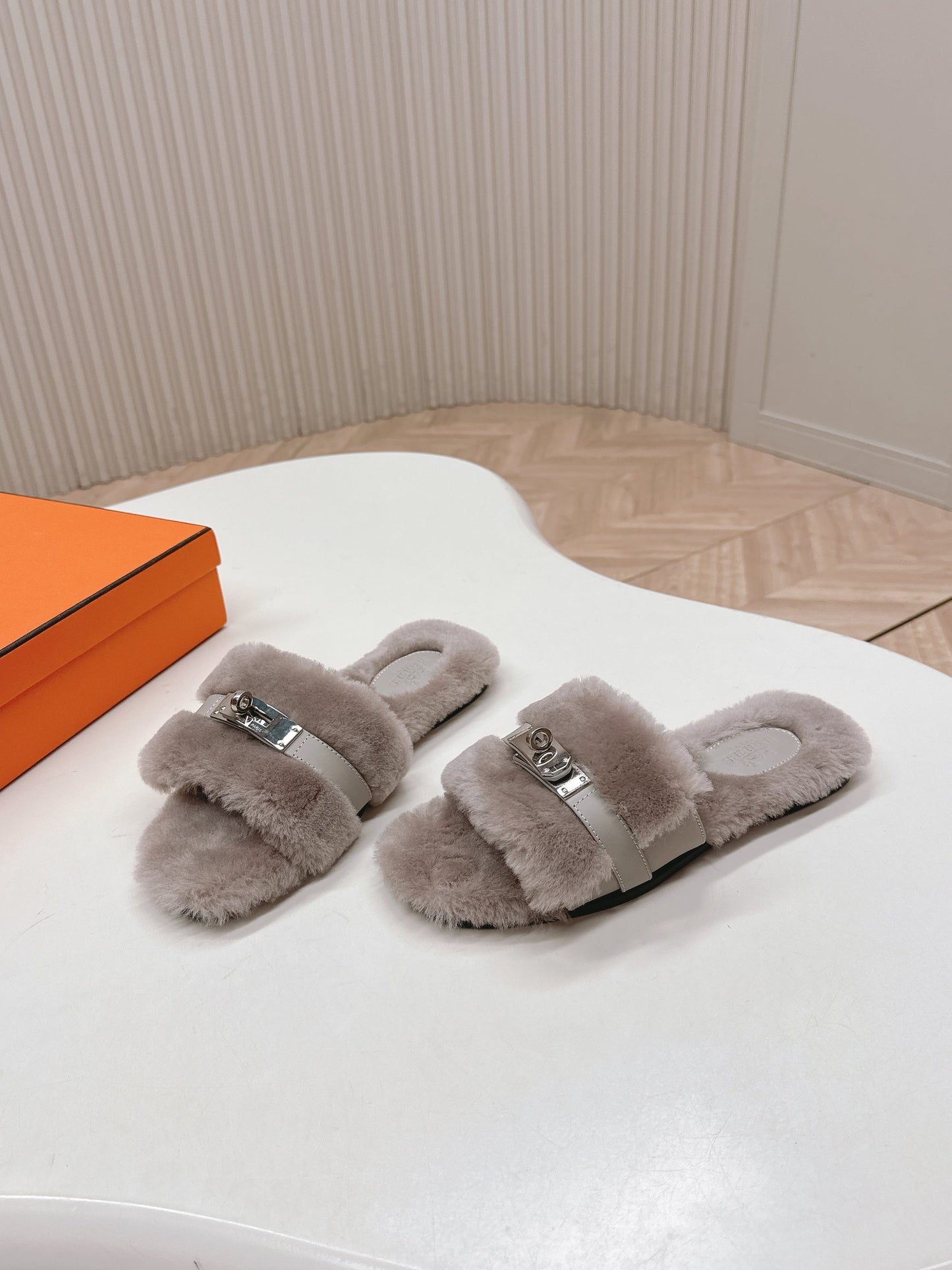 HM 25S ORAN SANDAL IN PALE BEIGE GRAY SHEARLING WITH SILVER HARDWARE - 35