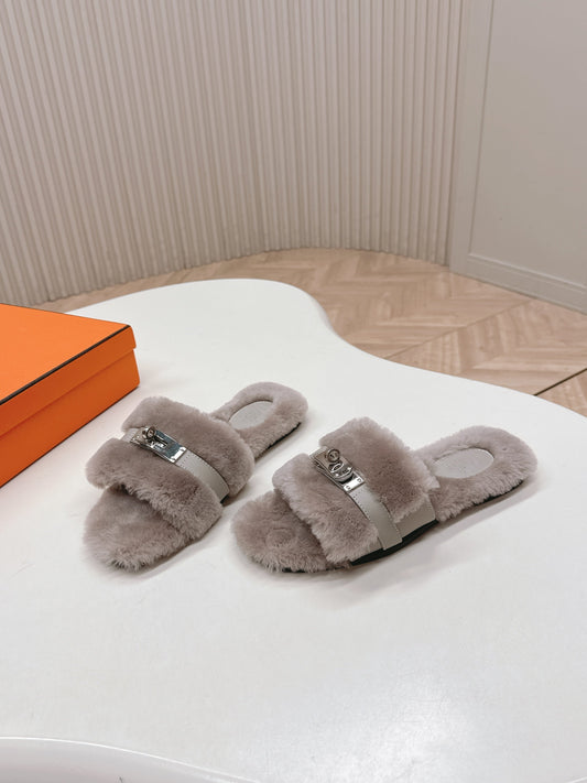 HM 25S ORAN SANDAL ORAN SANDAL З БЛІДО-БЕЖЕВО-СІРОГО ХУТРА ЗІ СРІБНОЮ ФУРНІТУРОЮ - 35