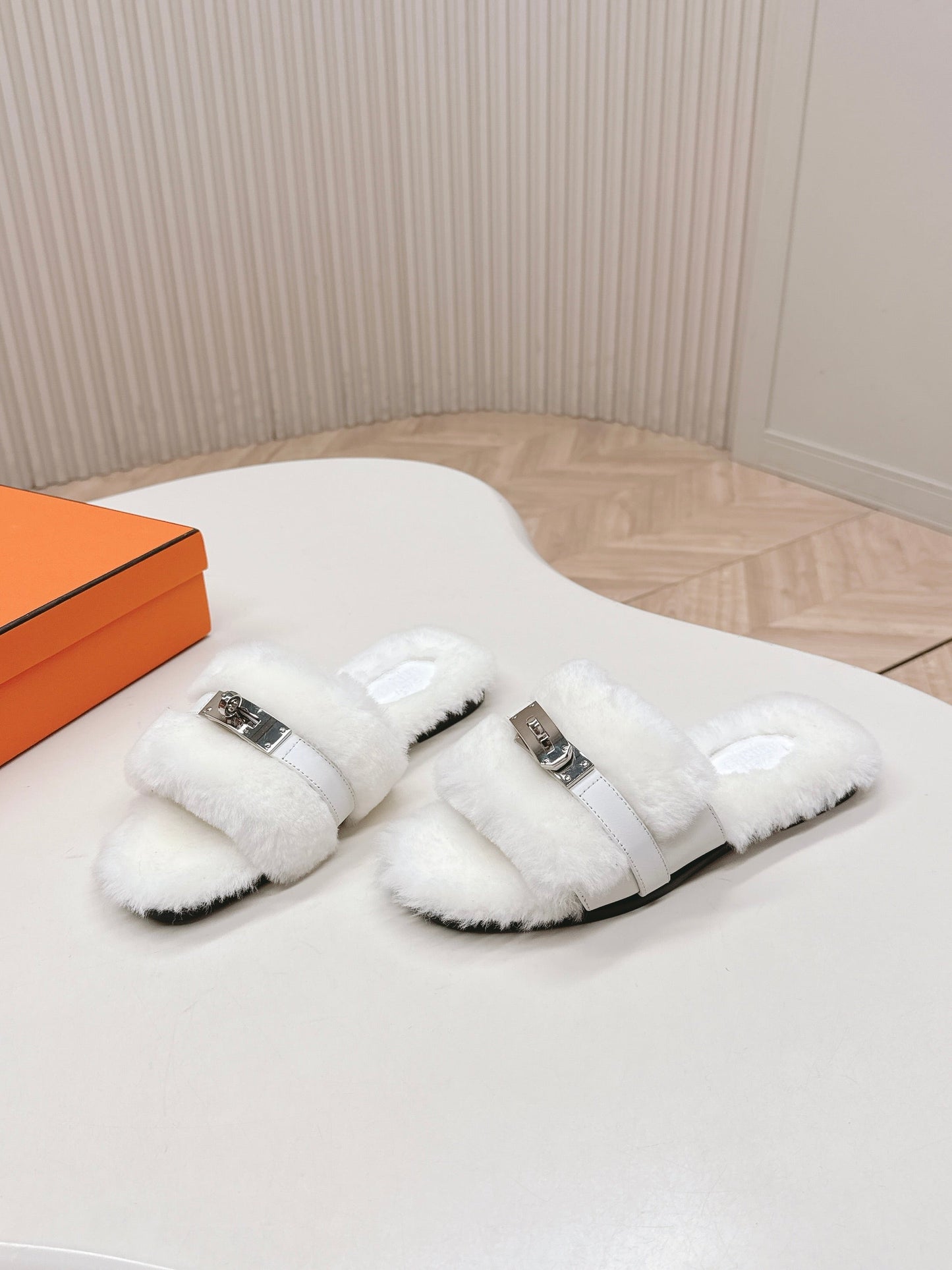 HM 25S ORAN SANDAL IN WHITE SHEARLING WITH SILVER HARDWARE - 35