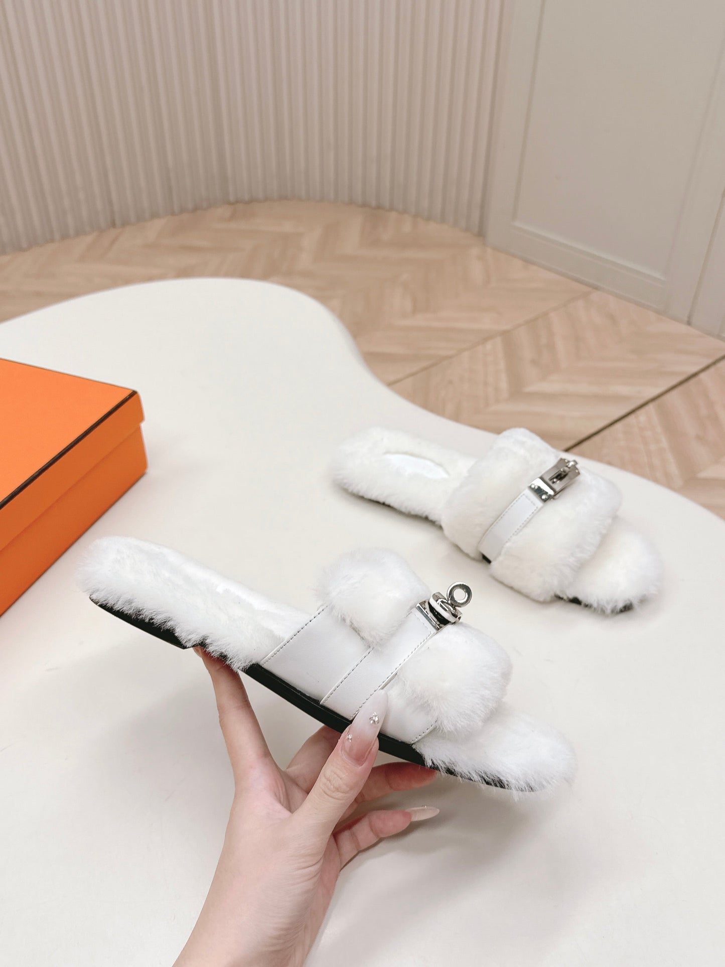 HM 25S ORAN SANDAL IN WHITE SHEARLING WITH SILVER HARDWARE - 35
