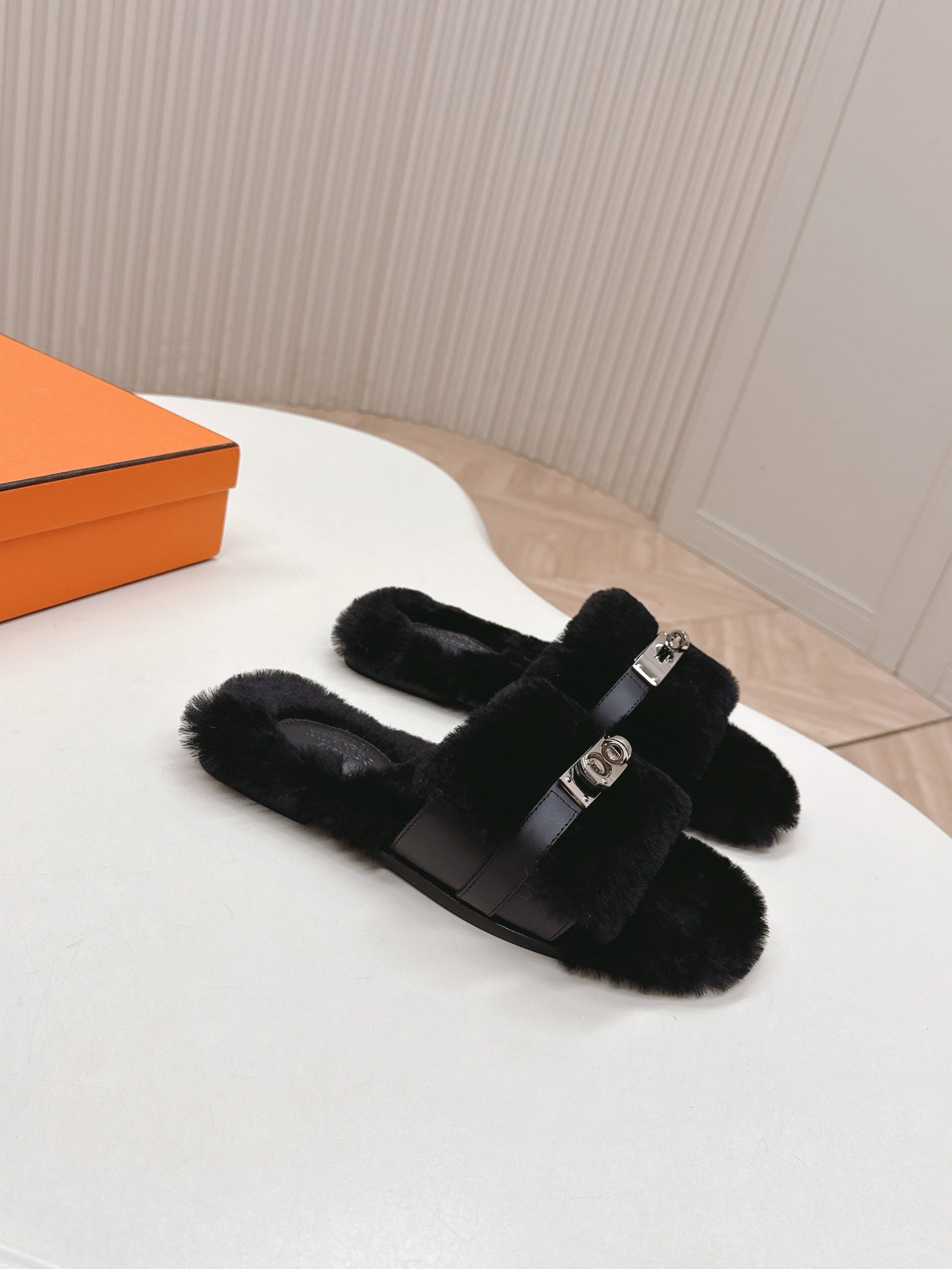HM 25S ORAN SANDAL IN BLACK SHEARLING WITH SILVER HARDWARE - 35