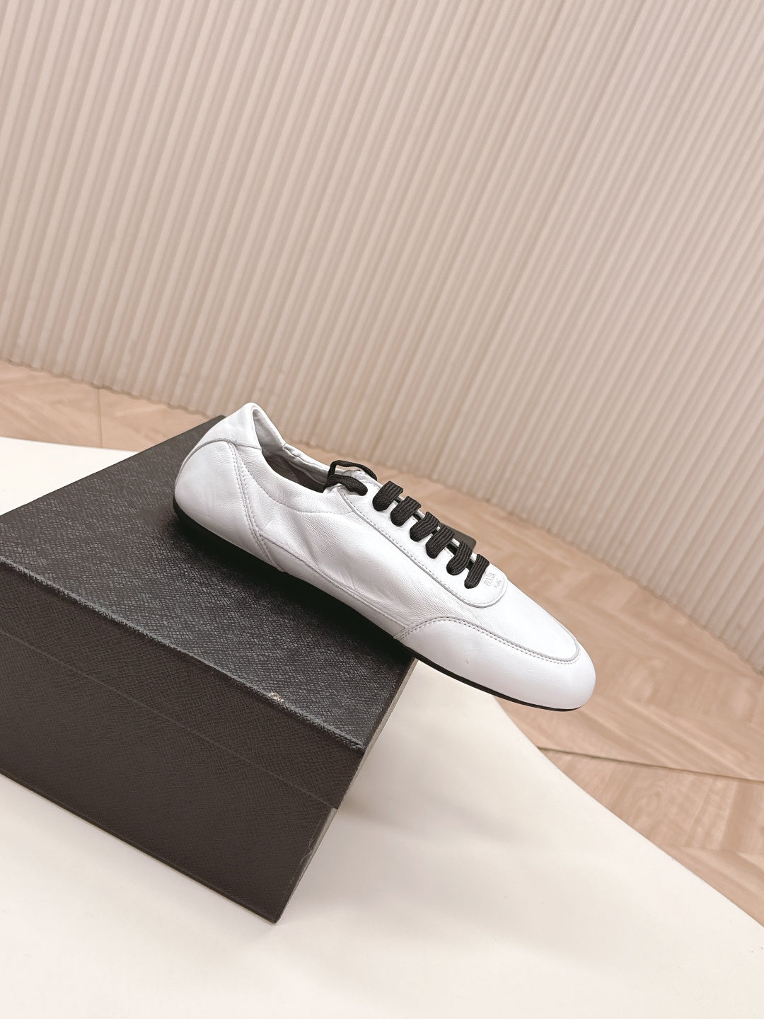 ЖІНОЧІ ТУФЛІ PRADA MARY JANE 26S З БІЛОЇ ТЕЛЯЧОЇ ШКІРИ