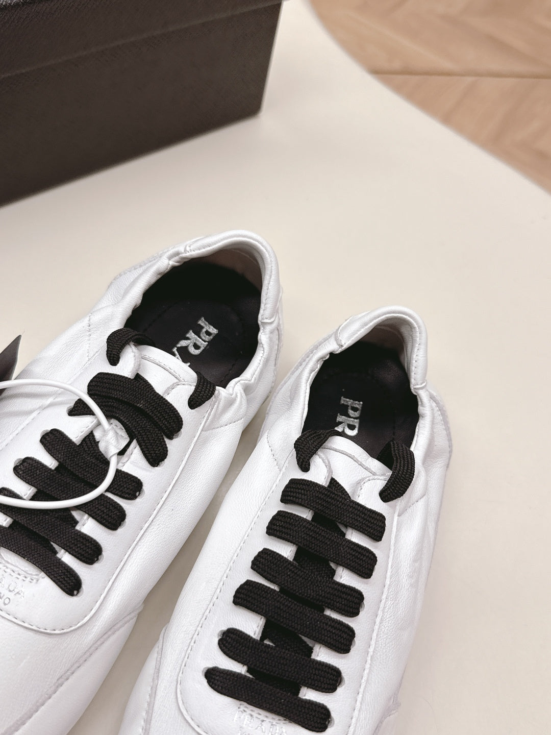 ЖІНОЧІ ТУФЛІ PRADA MARY JANE 26S З БІЛОЇ ТЕЛЯЧОЇ ШКІРИ
