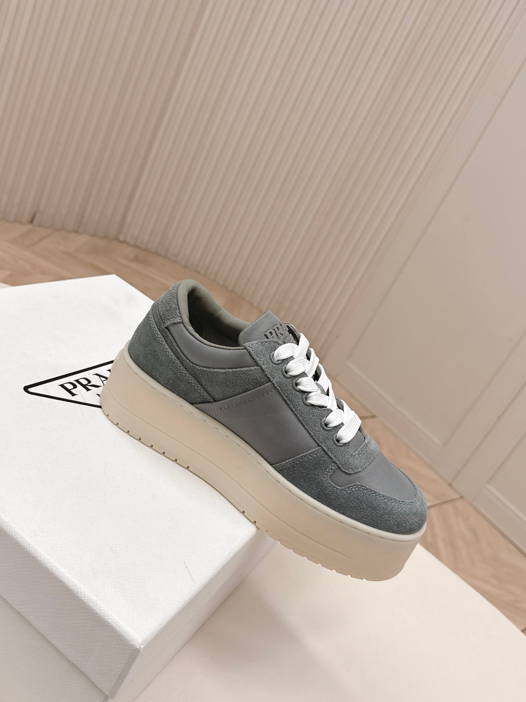 КРОСІВКИ PRADA 26S НА ПЛАТФОРМІ 50 ММ З ТЕМНО-СІРОЇ ЗАМШІ
