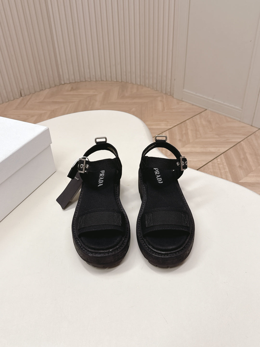 Сандалі PRADA 26S SINGLE STRAP CHUNKY SOLE зі щільною підошвою та однією лямкою, чорний канвас