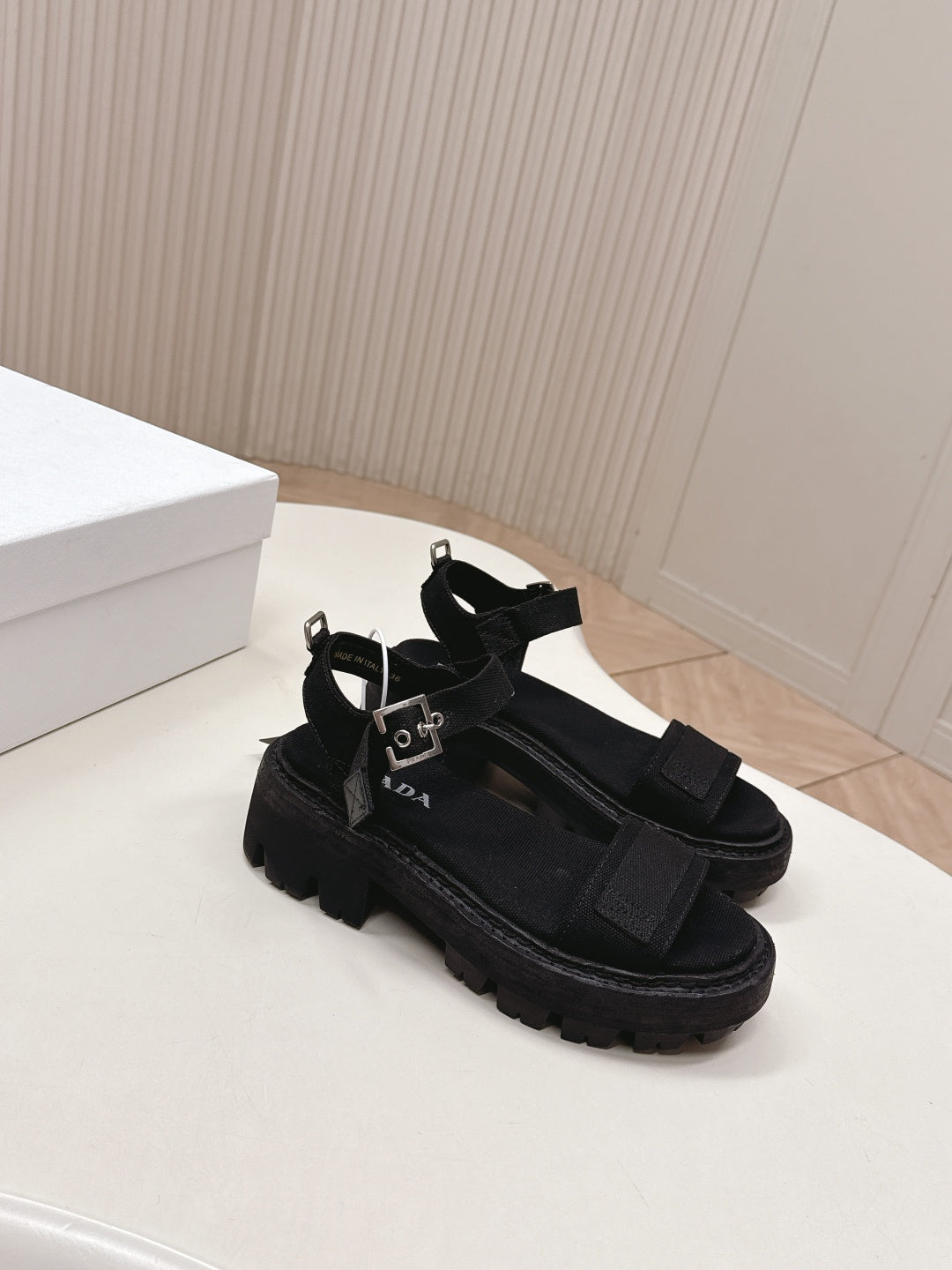 Сандалі PRADA 26S SINGLE STRAP CHUNKY SOLE зі щільною підошвою та однією лямкою, чорний канвас