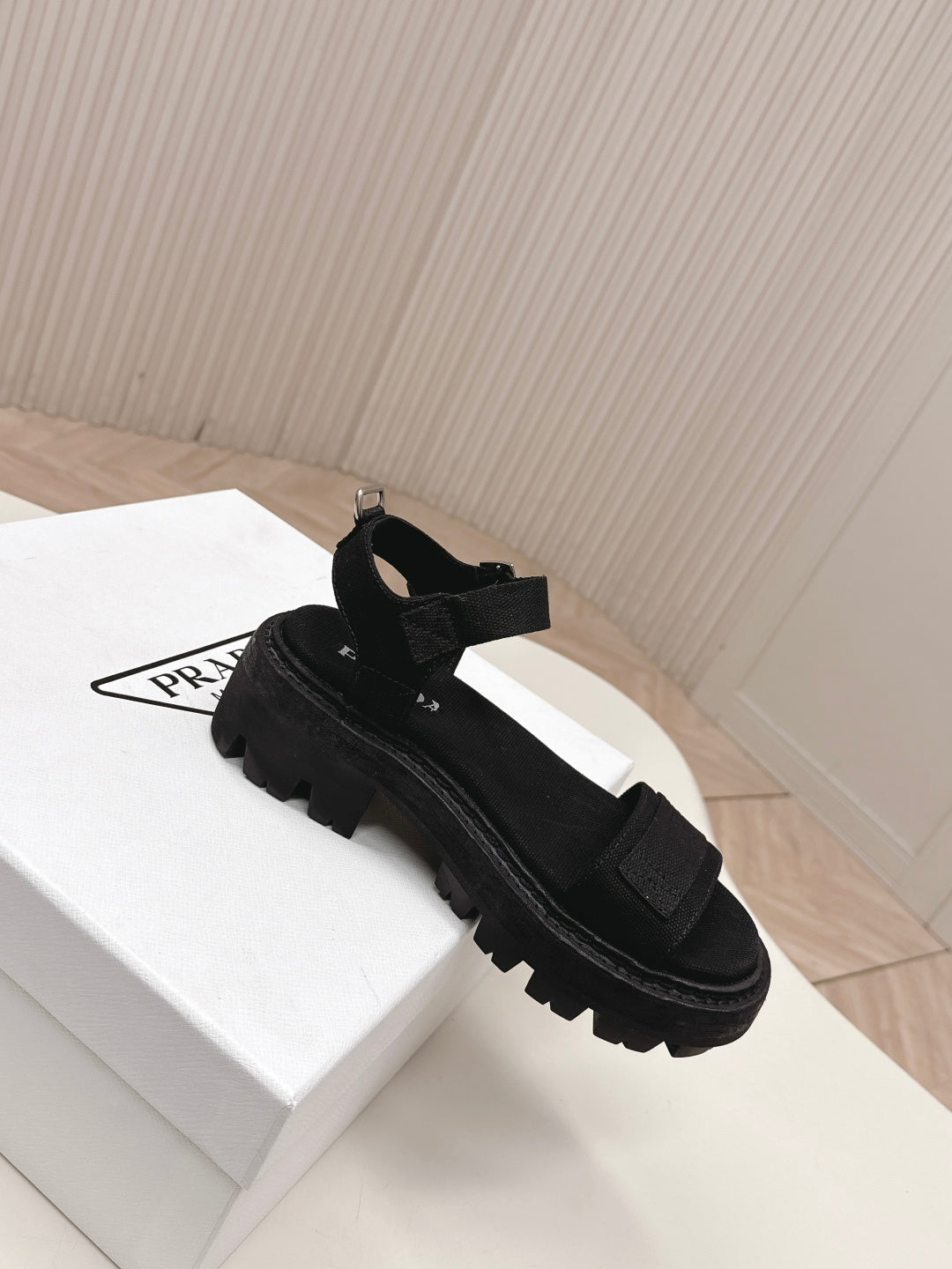 Сандалі PRADA 26S SINGLE STRAP CHUNKY SOLE зі щільною підошвою та однією лямкою, чорний канвас