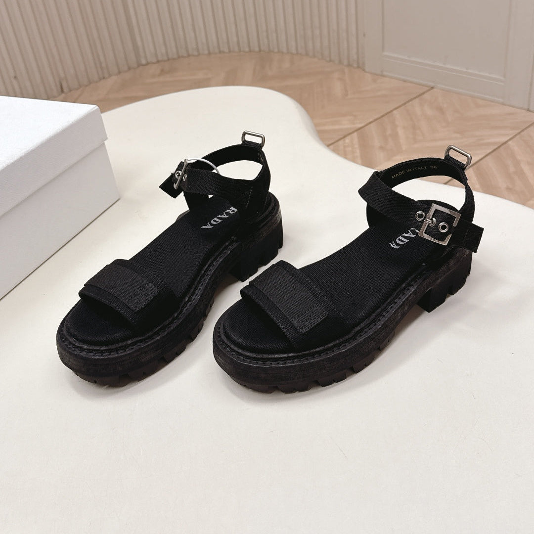 Сандалі PRADA 26S SINGLE STRAP CHUNKY SOLE зі щільною підошвою та однією лямкою, чорний канвас