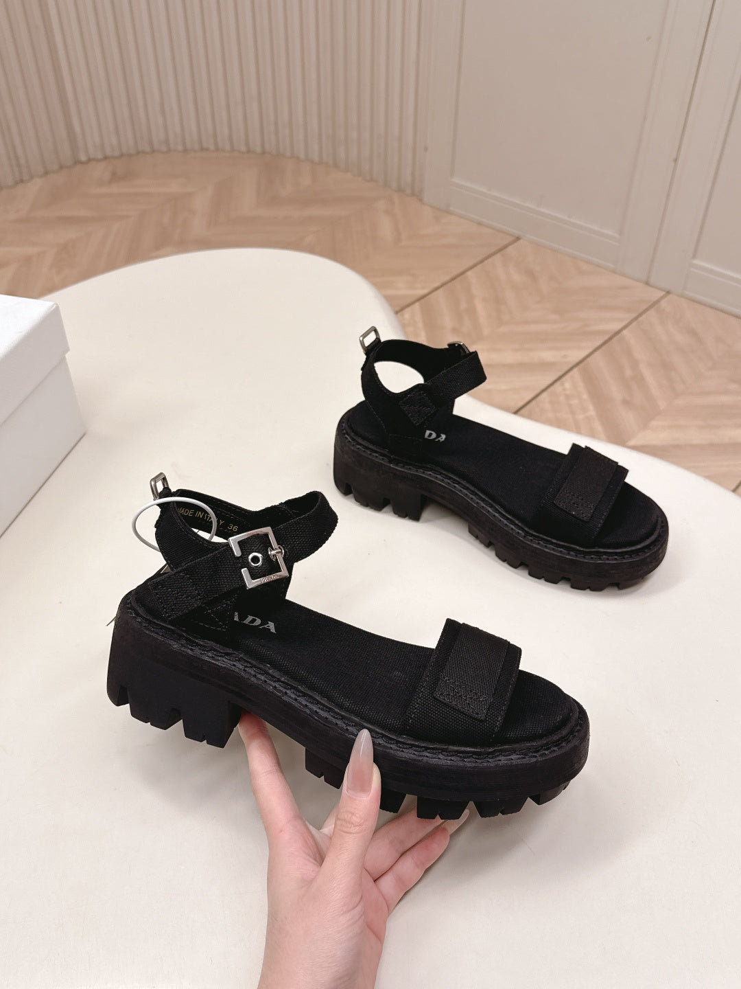 Сандалі PRADA 26S SINGLE STRAP CHUNKY SOLE зі щільною підошвою та однією лямкою, чорний канвас