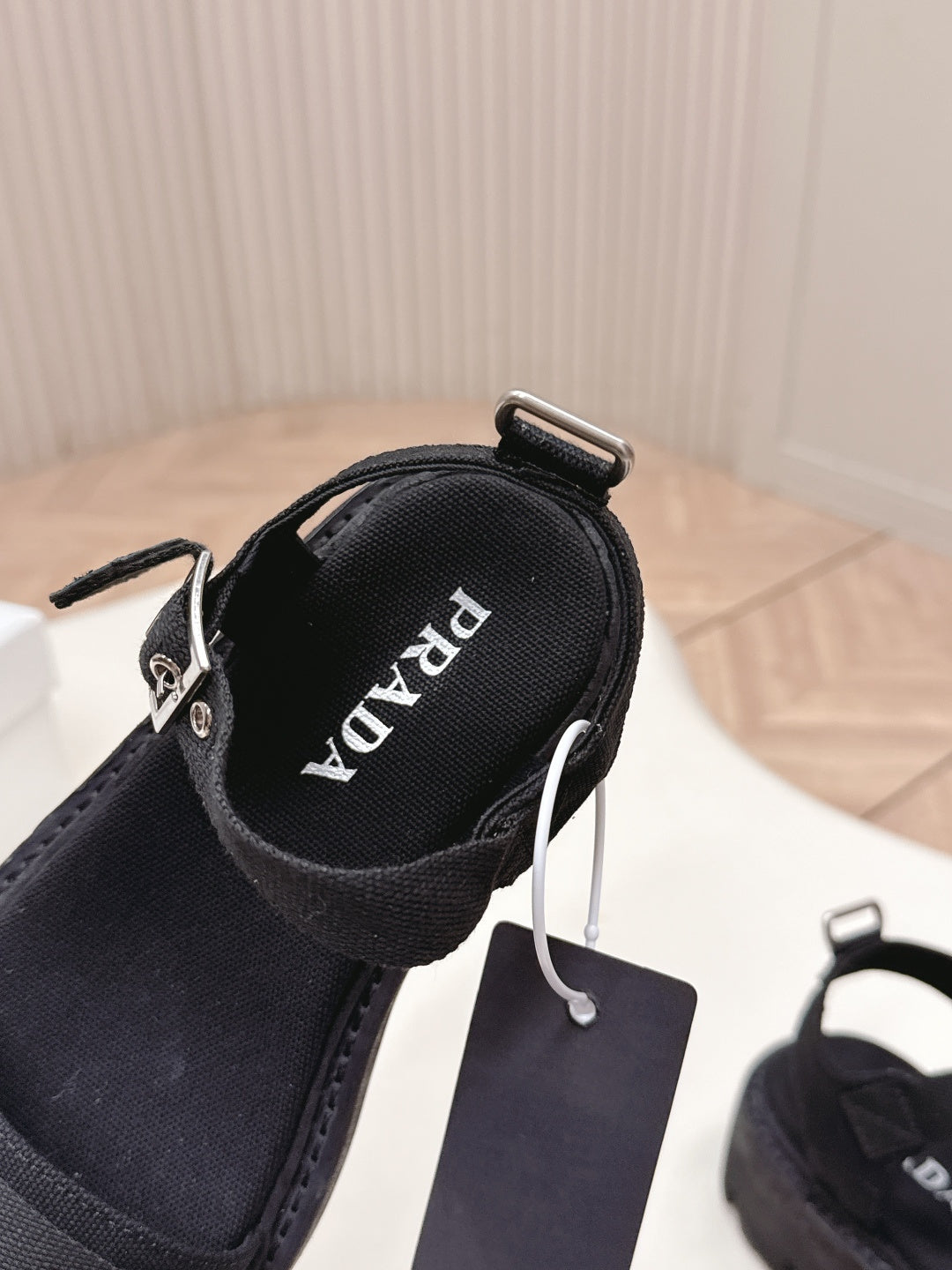Сандалі PRADA 26S SINGLE STRAP CHUNKY SOLE зі щільною підошвою та однією лямкою, чорний канвас