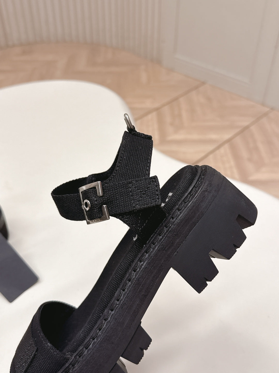 Сандалі PRADA 26S SINGLE STRAP CHUNKY SOLE зі щільною підошвою та однією лямкою, чорний канвас