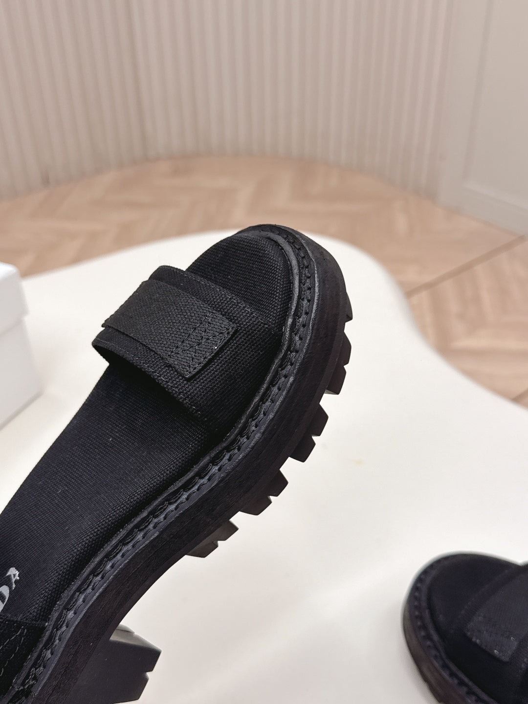 Сандалі PRADA 26S SINGLE STRAP CHUNKY SOLE зі щільною підошвою та однією лямкою, чорний канвас