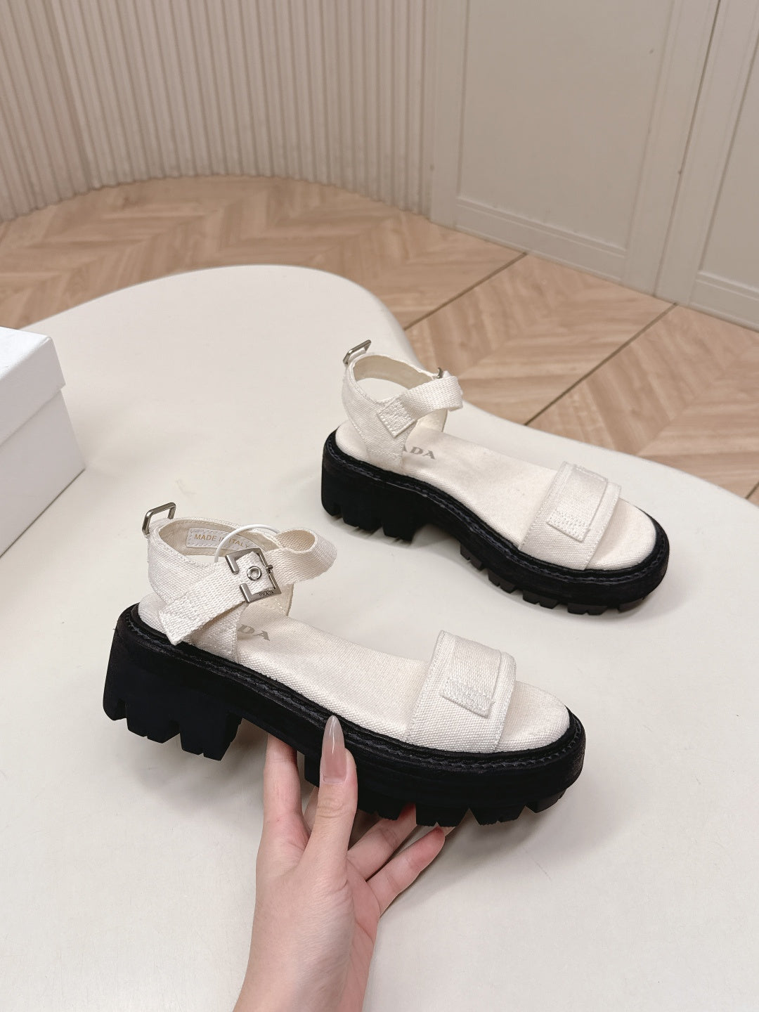 БОСОНІЖКИ PRADA 26S З ОДНІЄЮ ШЛЕЙКОЮ НА МАСИВНІЙ ПІДОШВІ З БІЛОГО ПОЛОТНА