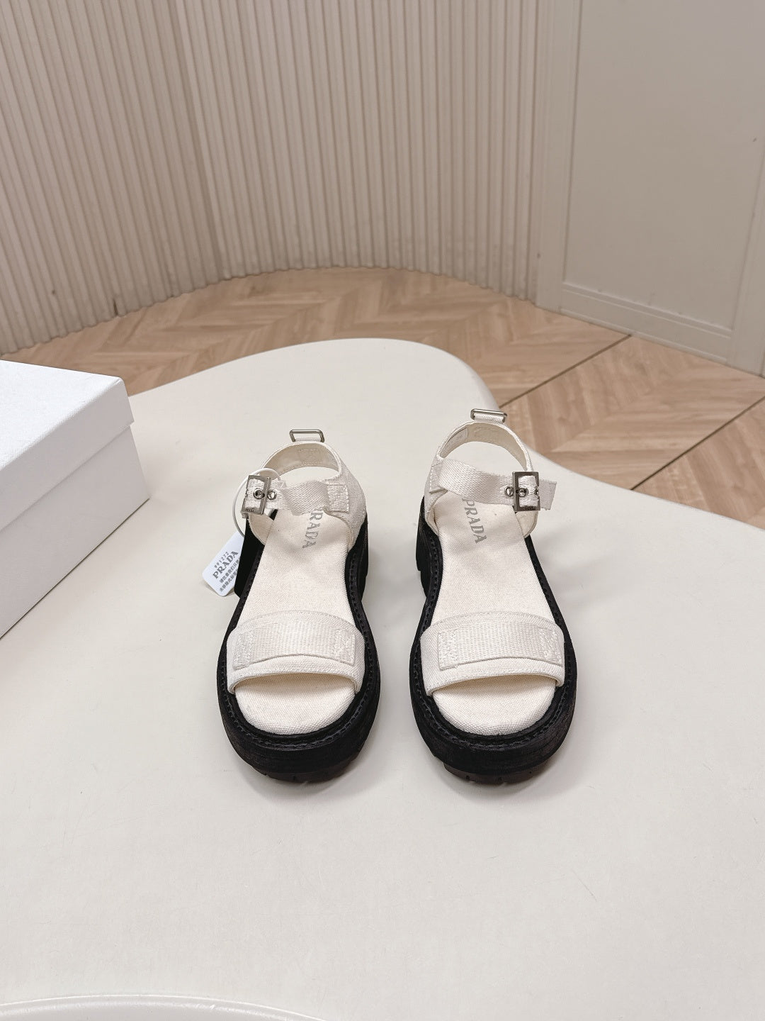 БОСОНІЖКИ PRADA 26S З ОДНІЄЮ ШЛЕЙКОЮ НА МАСИВНІЙ ПІДОШВІ З БІЛОГО ПОЛОТНА