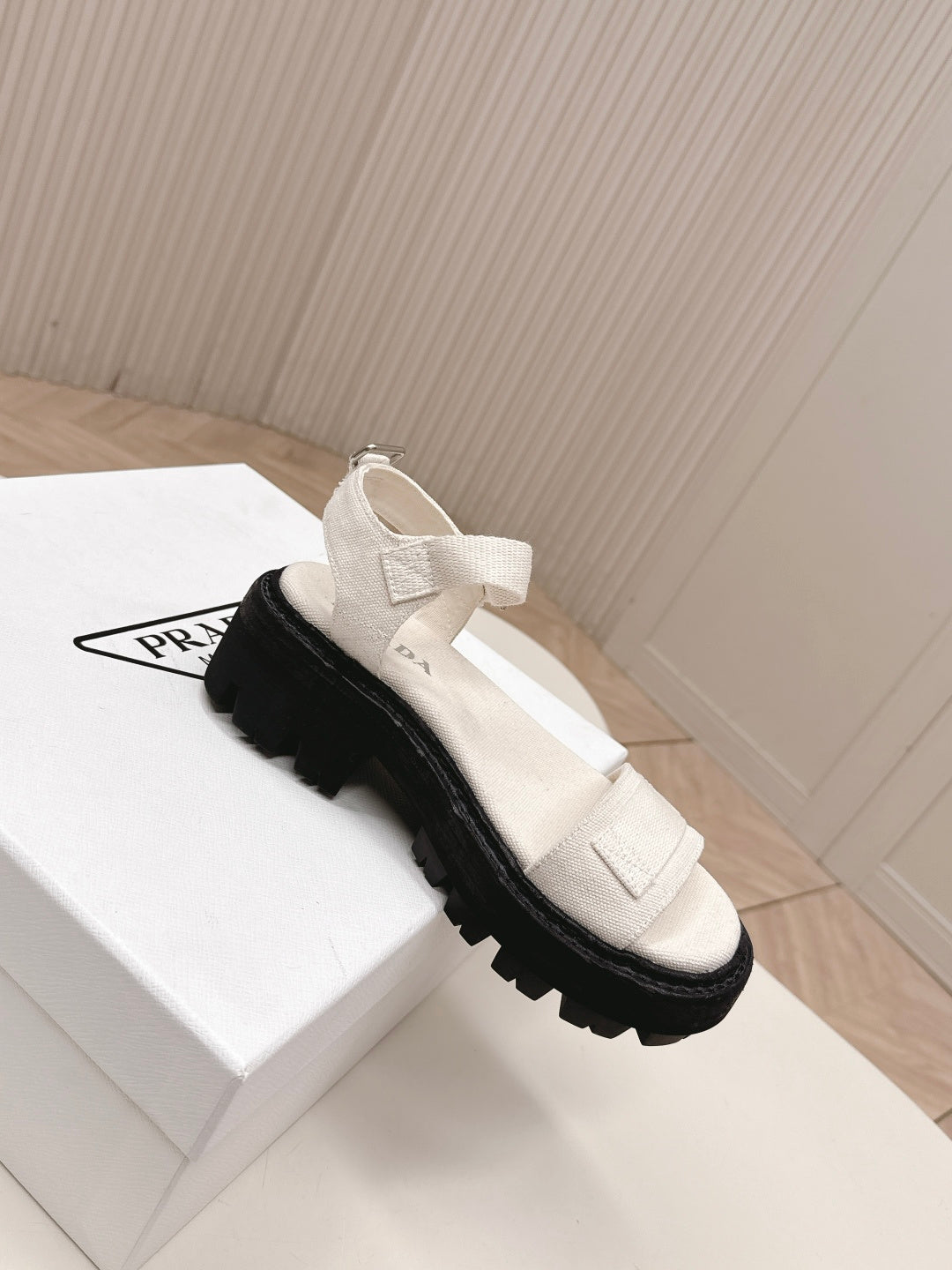 БОСОНІЖКИ PRADA 26S З ОДНІЄЮ ШЛЕЙКОЮ НА МАСИВНІЙ ПІДОШВІ З БІЛОГО ПОЛОТНА