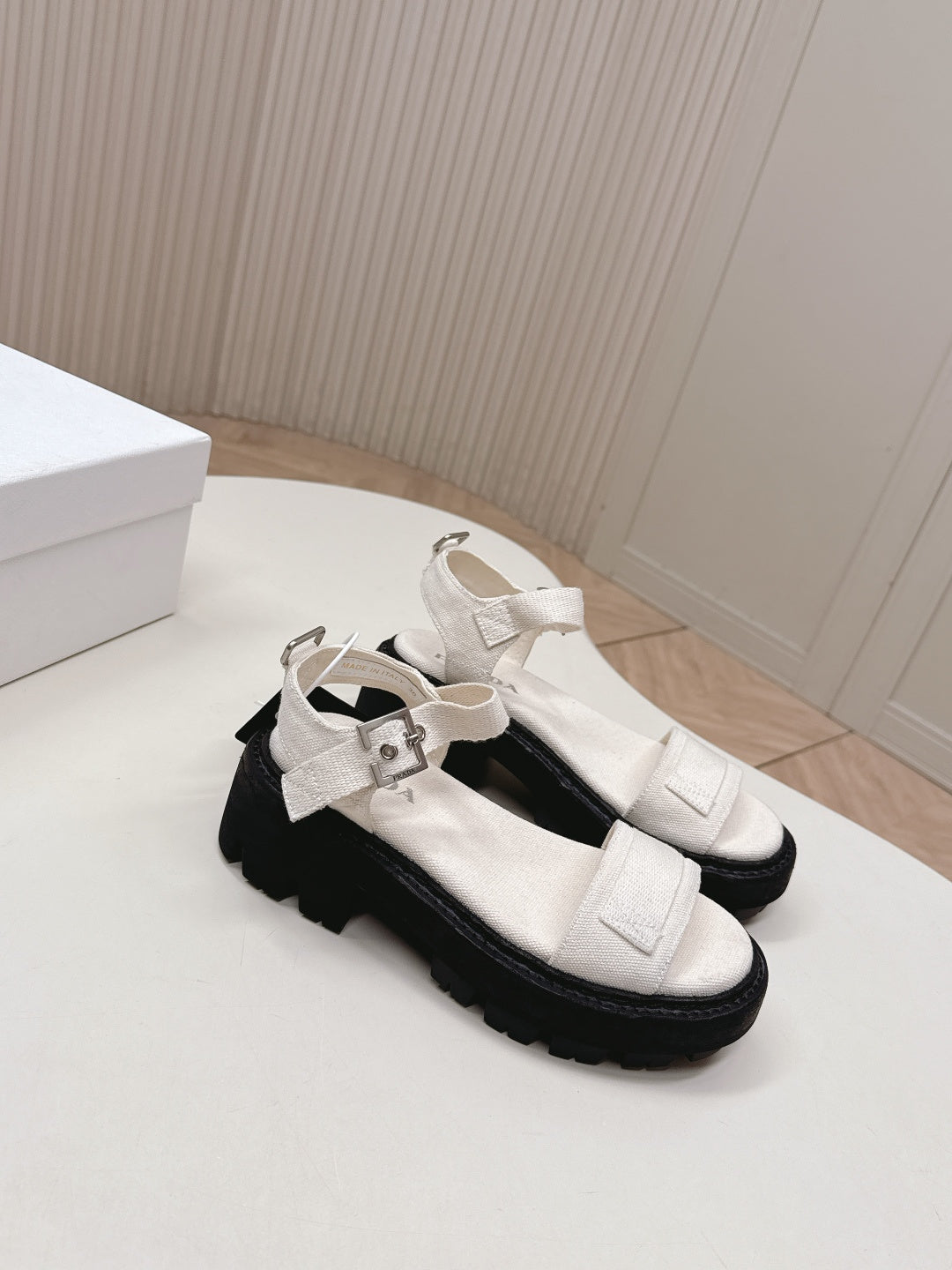 БОСОНІЖКИ PRADA 26S З ОДНІЄЮ ШЛЕЙКОЮ НА МАСИВНІЙ ПІДОШВІ З БІЛОГО ПОЛОТНА