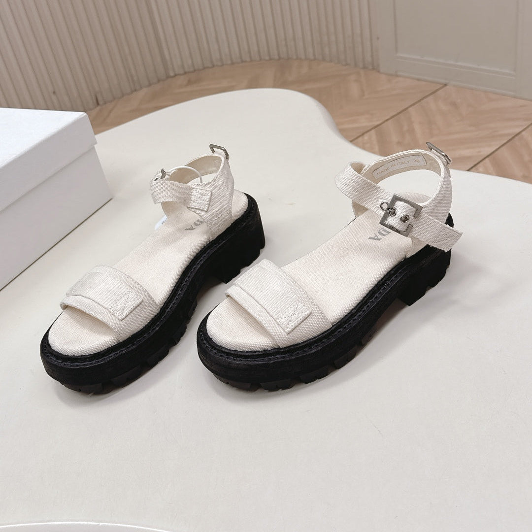 БОСОНІЖКИ PRADA 26S З ОДНІЄЮ ШЛЕЙКОЮ НА МАСИВНІЙ ПІДОШВІ З БІЛОГО ПОЛОТНА