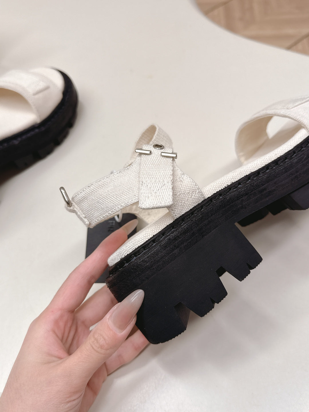 БОСОНІЖКИ PRADA 26S З ОДНІЄЮ ШЛЕЙКОЮ НА МАСИВНІЙ ПІДОШВІ З БІЛОГО ПОЛОТНА