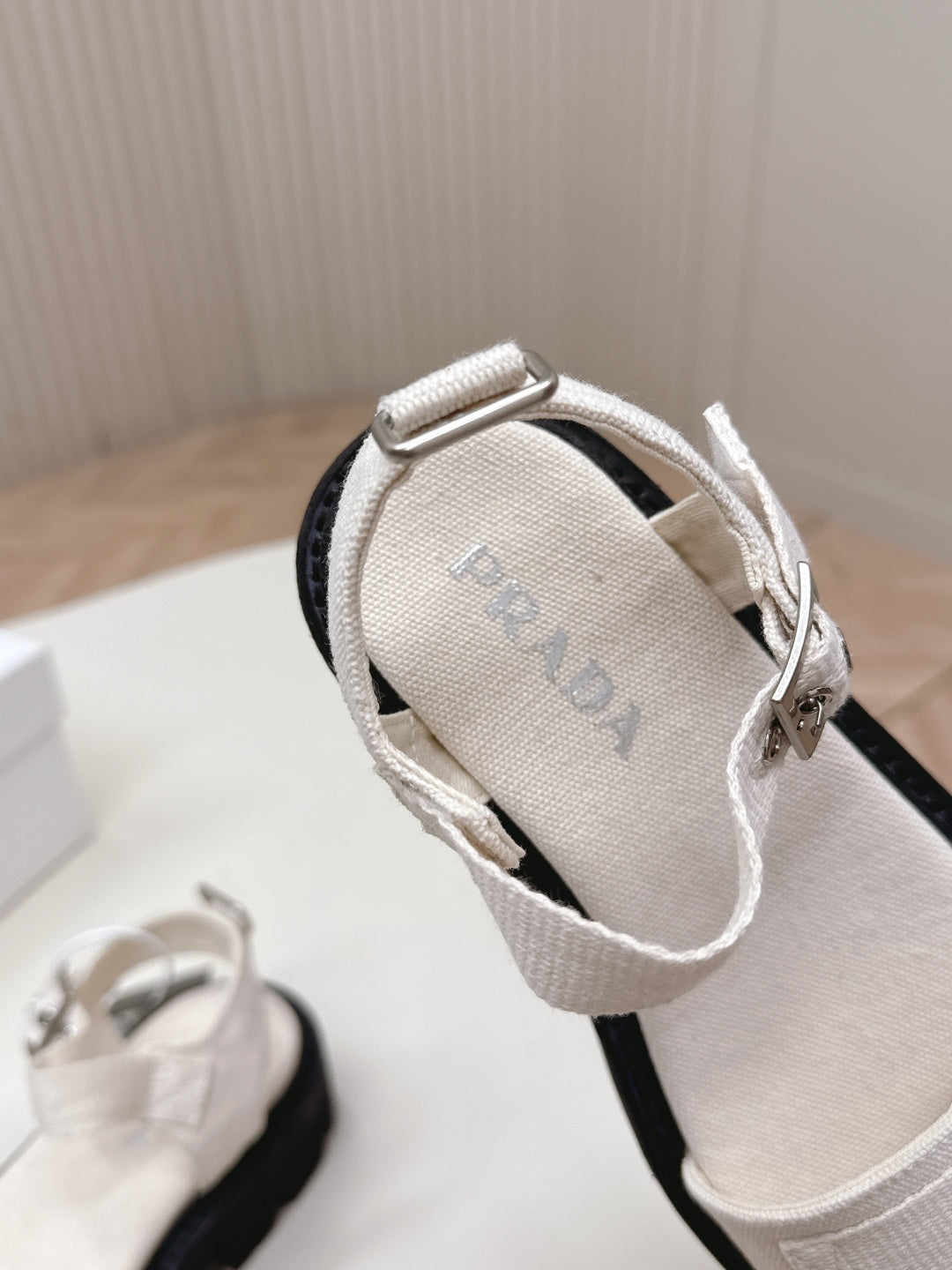 БОСОНІЖКИ PRADA 26S З ОДНІЄЮ ШЛЕЙКОЮ НА МАСИВНІЙ ПІДОШВІ З БІЛОГО ПОЛОТНА