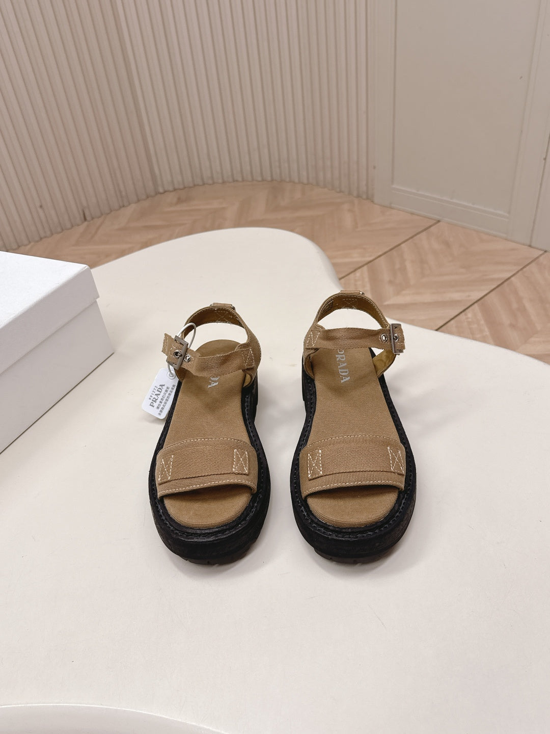 Сандалі PRADA 26S з однією лямкою на масивній підошві з коричневого полотна