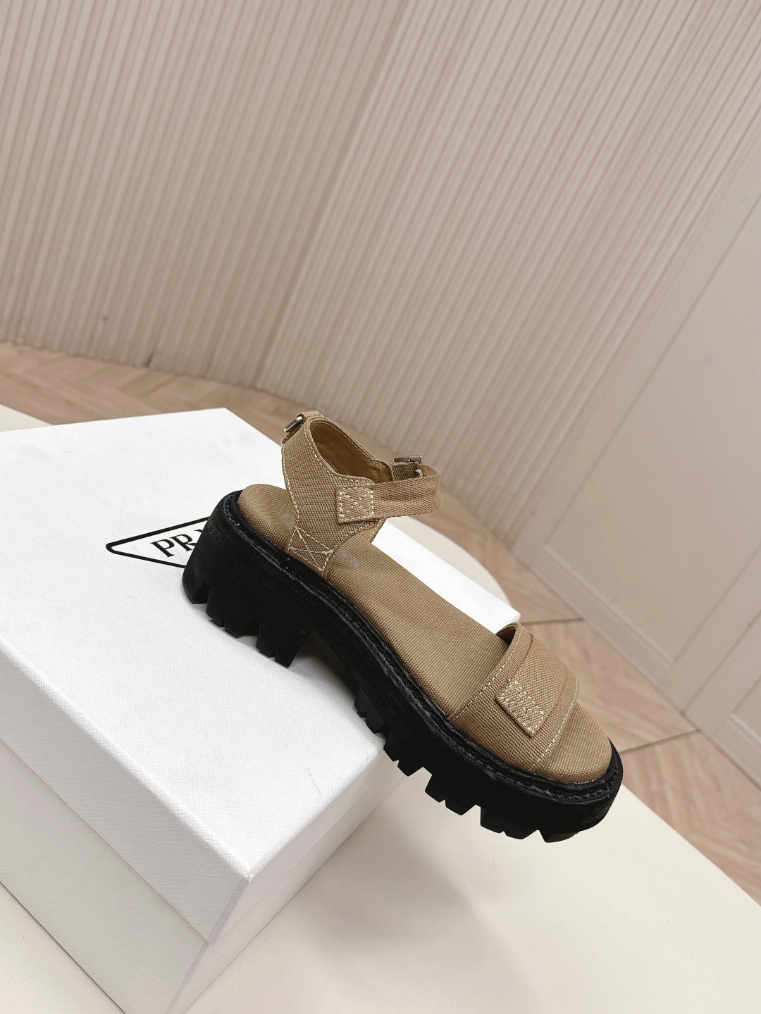 Сандалі PRADA 26S з однією лямкою на масивній підошві з коричневого полотна