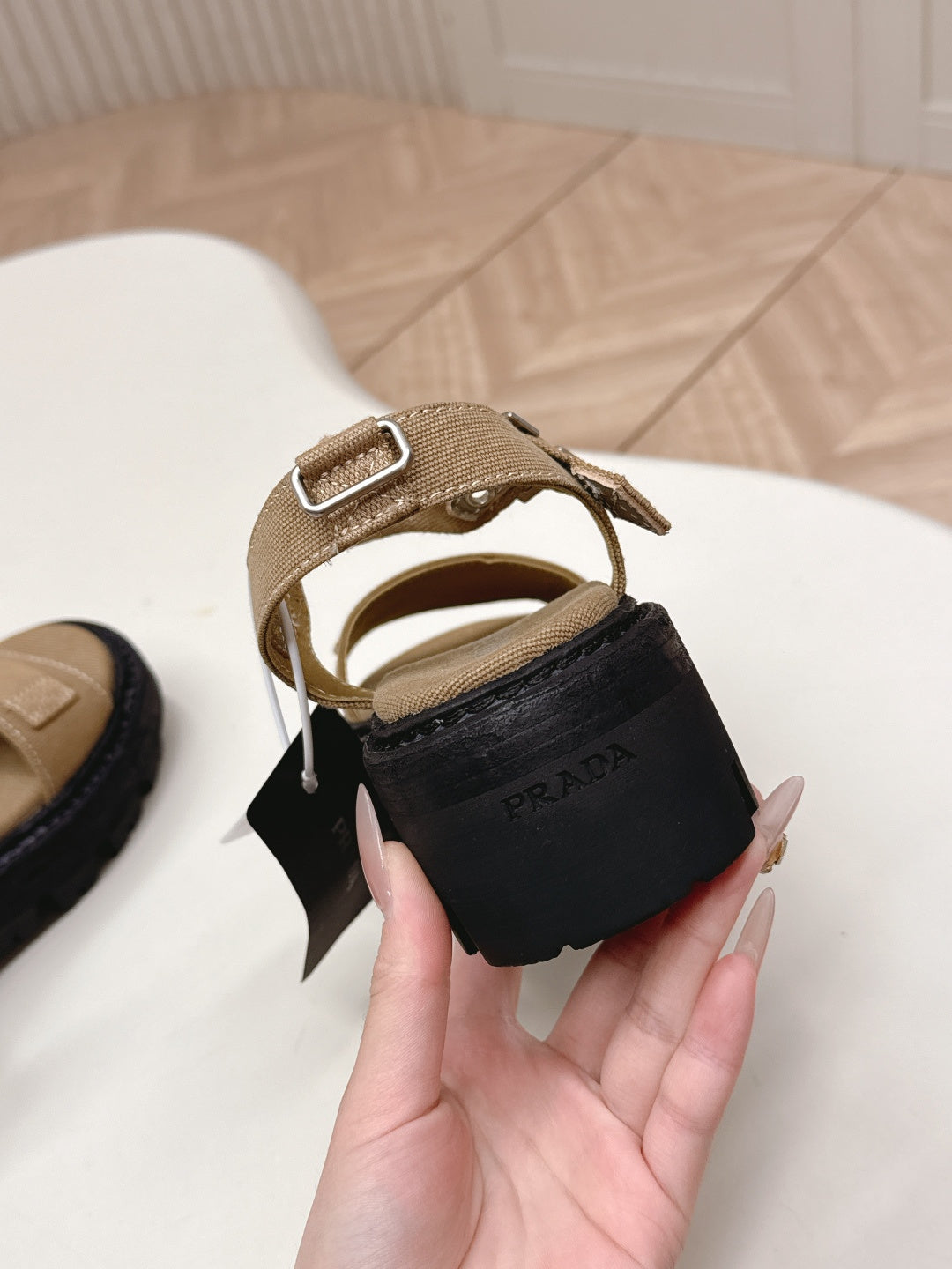 Сандалі PRADA 26S з однією лямкою на масивній підошві з коричневого полотна