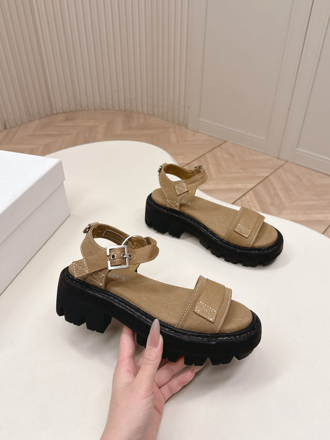 Сандалі PRADA 26S з однією лямкою на масивній підошві з коричневого полотна