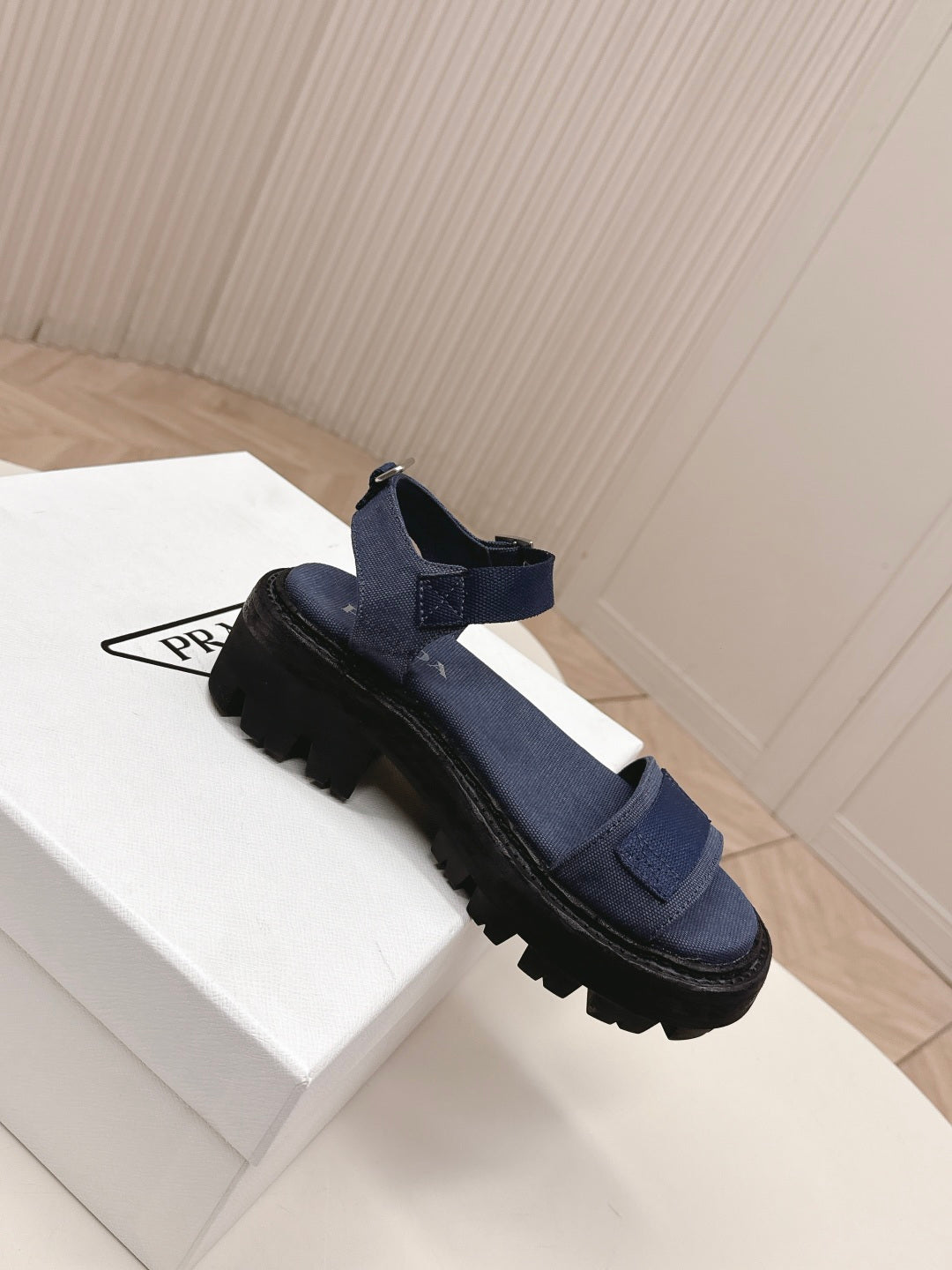 Сандалі PRADA 26S з товстою підошвою та однією лямкою з темно-синього канвасу