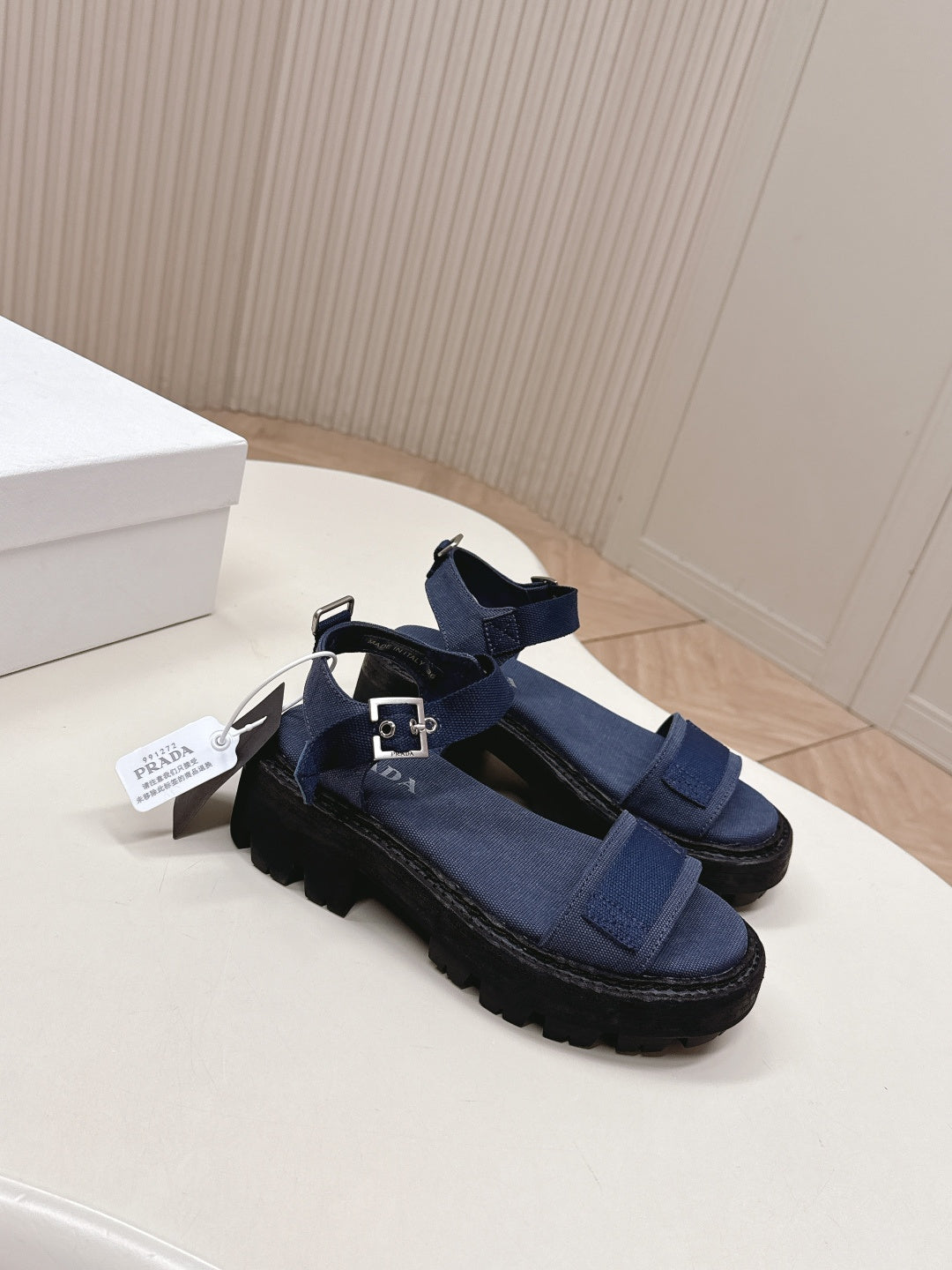 Сандалі PRADA 26S з товстою підошвою та однією лямкою з темно-синього канвасу