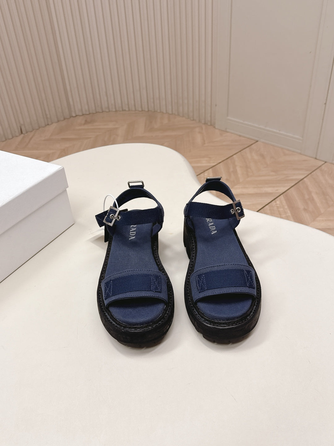 Сандалі PRADA 26S з товстою підошвою та однією лямкою з темно-синього канвасу