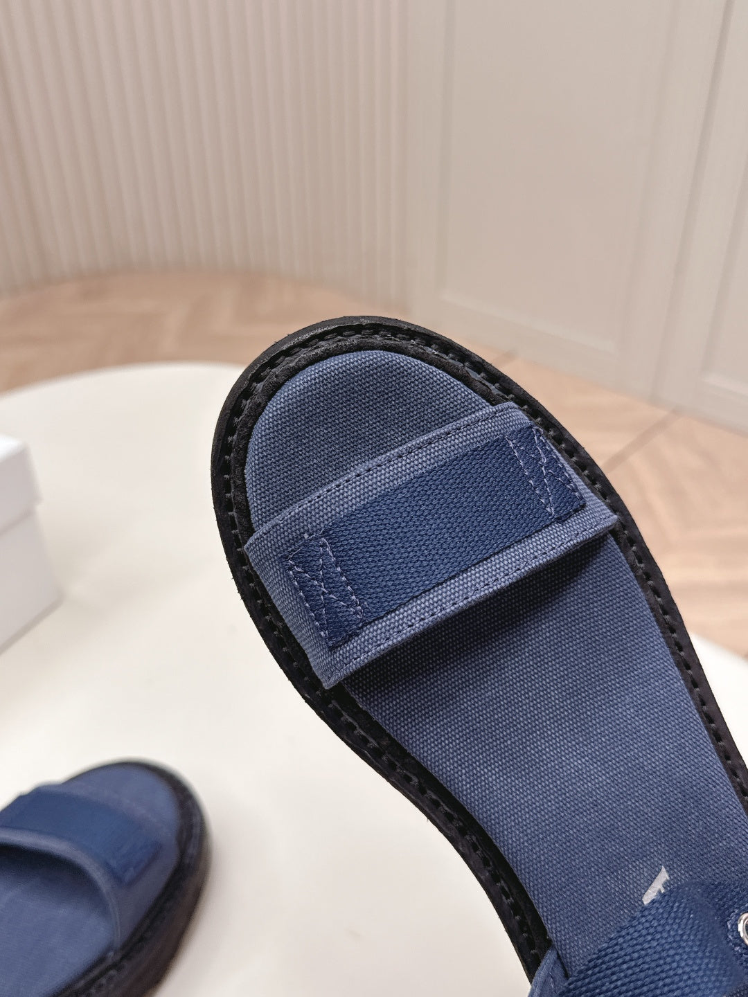 Сандалі PRADA 26S з товстою підошвою та однією лямкою з темно-синього канвасу