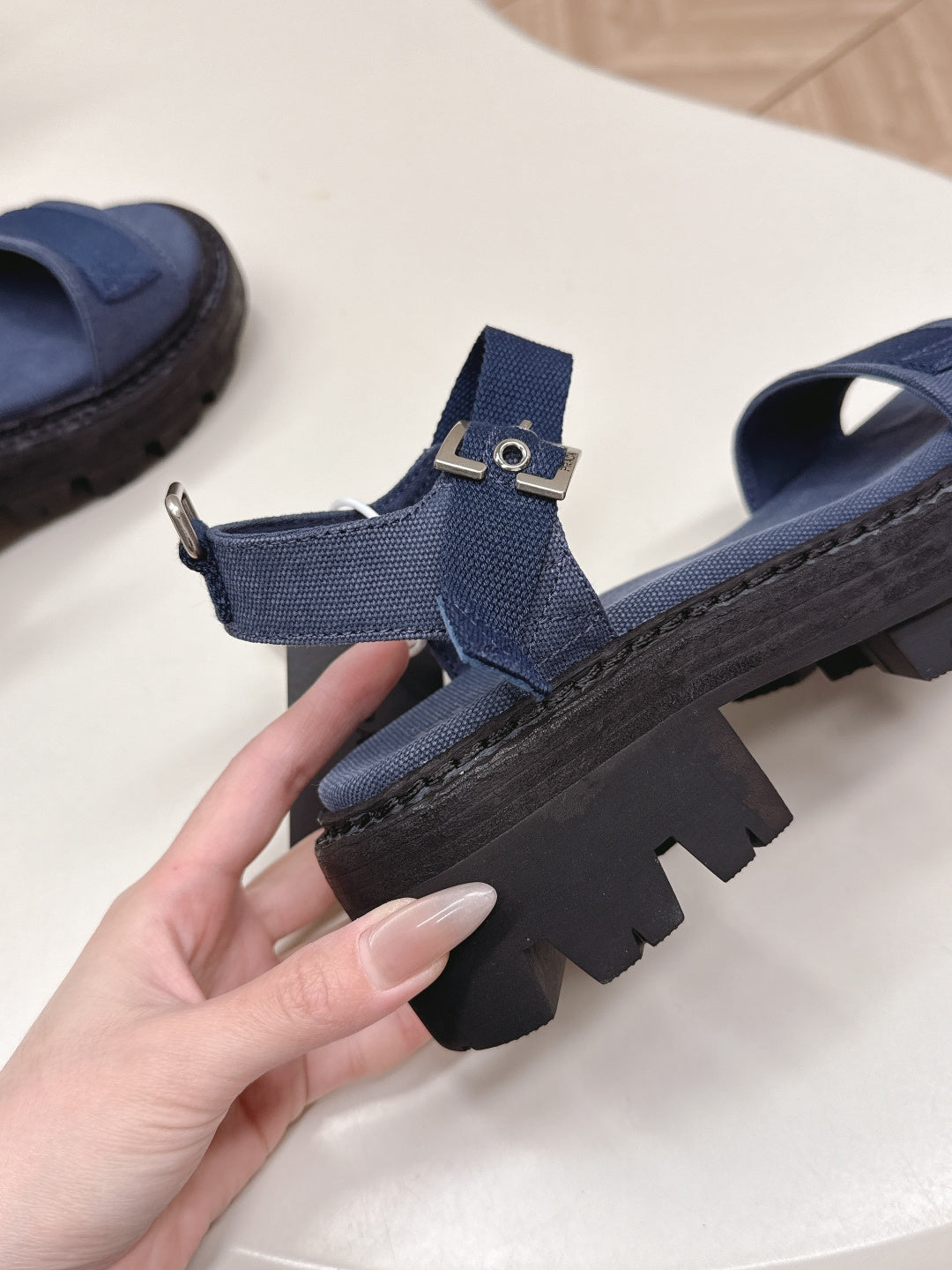 Сандалі PRADA 26S з товстою підошвою та однією лямкою з темно-синього канвасу