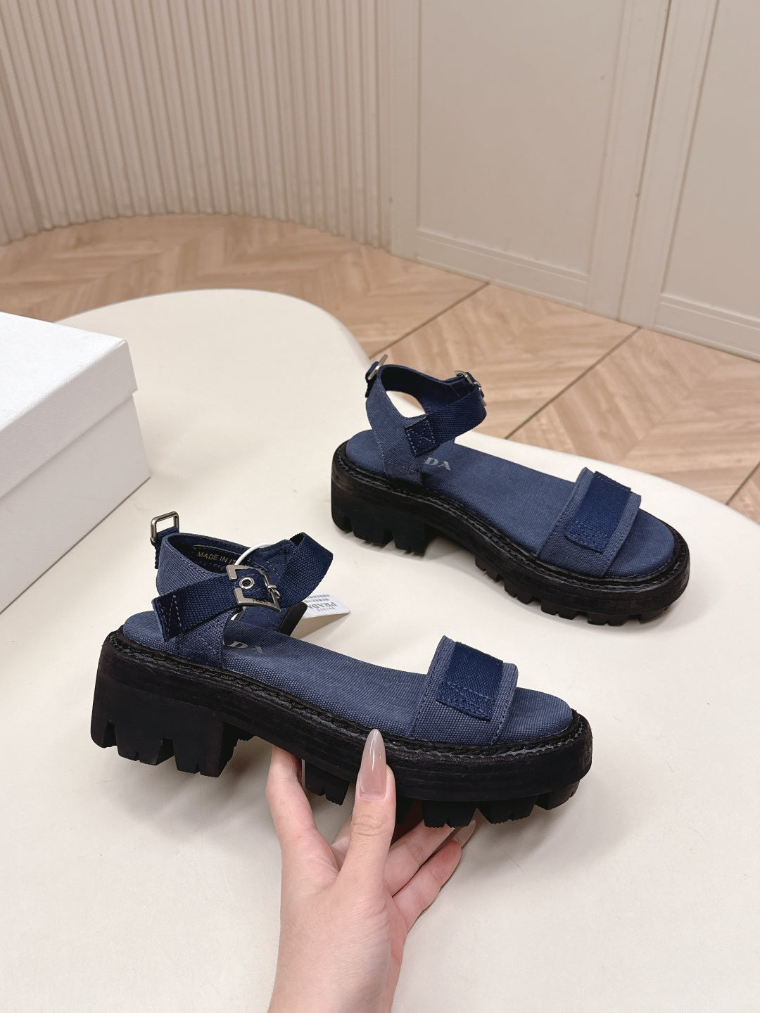 Сандалі PRADA 26S з товстою підошвою та однією лямкою з темно-синього канвасу