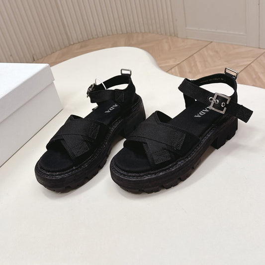Сандалії PRADA 26S з перехресними ремінцями та масивною підошвою з чорного канвасу