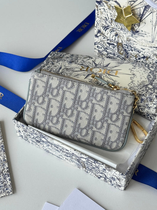 DIOR 25S ПОДОРОЖНІЙ ЧОХОЛ ДЛЯ КЛЮЧІВ MYRTE НА БЛИСКАВЦІ 14 ІЗ ЖАКАРДОВОГО ПОЛОТНА DIOR OBLIQUE СІРОГО КОЛЬОРУ