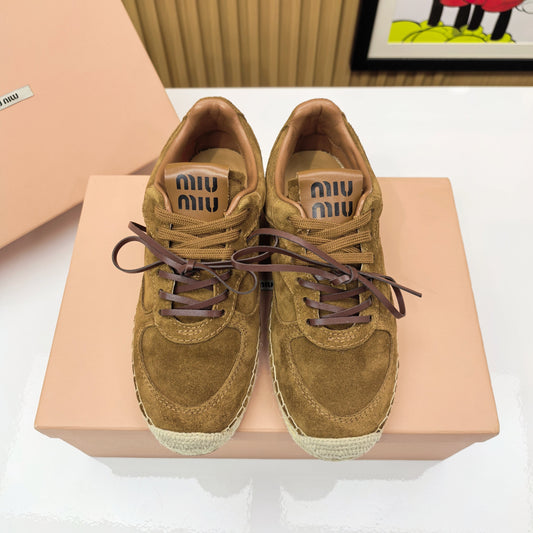 КРОСІВКИ-ЕСПАДРИЛЬЇ MIUMIU 26S НА ШНУРІВЦІ З КАРАМЕЛЬНО-КОРИЧНЕВОЇ ЗАМШІ НА МОТУЗКОВІЙ ПІДОШВІ