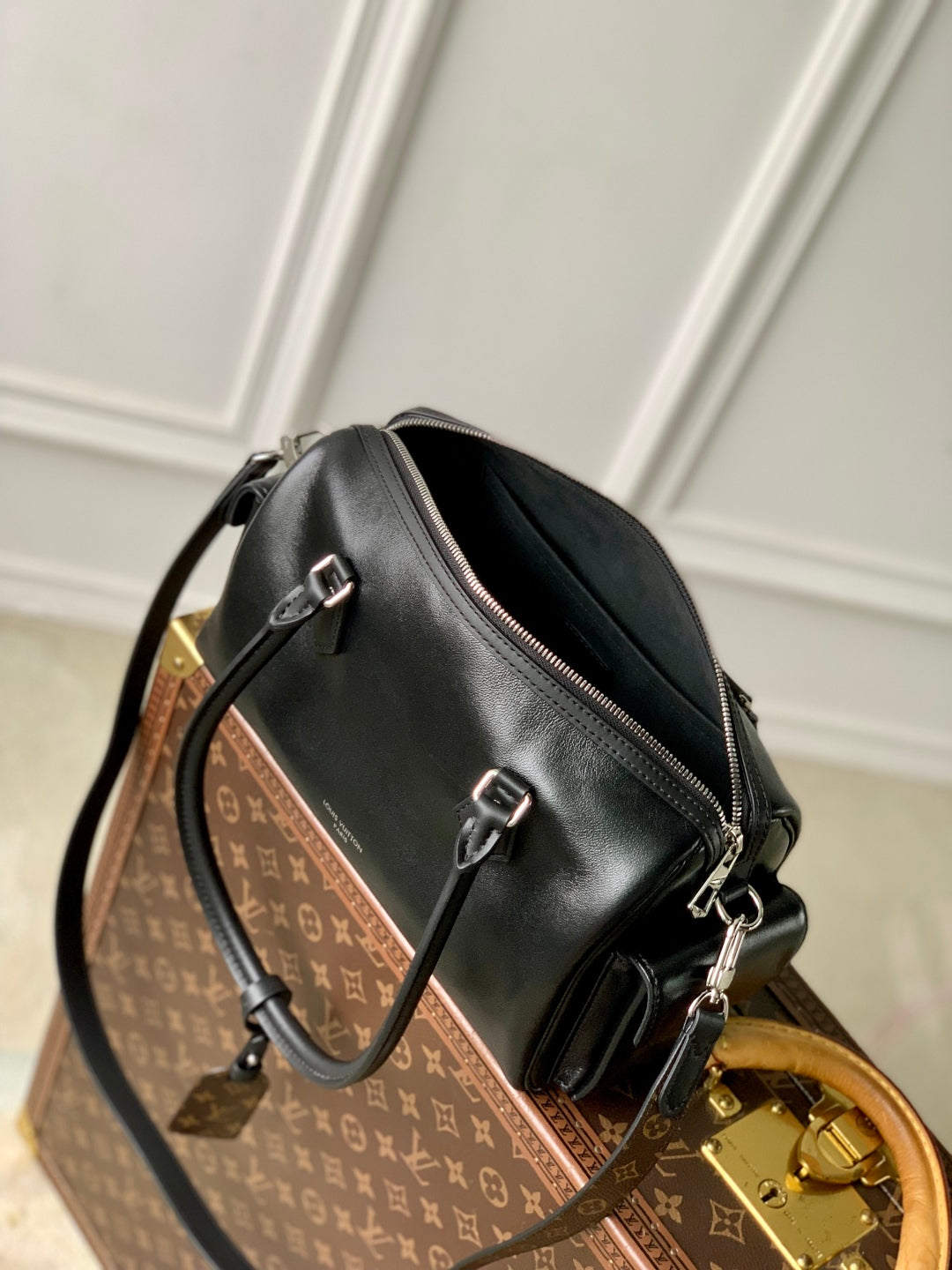 SPEEDY CARGO VIBE 28 IN BLACK LAMBSKIN MONOGRAM LOGO TAG