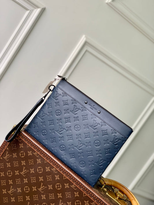 КЛАТЧ POCHETTE TOGO 30 З ТЕМНО-СИНЬОЇ ТЕЛЯЧОЇ ШКІРИ MONOGRAM ECLIPSE З ТИСНЕНИМ ЛОГОТИПОМ