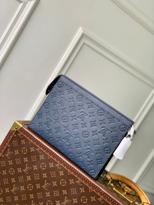 КЛАТЧ POCHETTE VOYAGE 27 З ТЕМНО-СИНЬОЇ ШКІРИ ТЕЛЯТИ MONOGRAM ECLIPSE З ТИСНЕНИМ ЛОГОТИПОМ