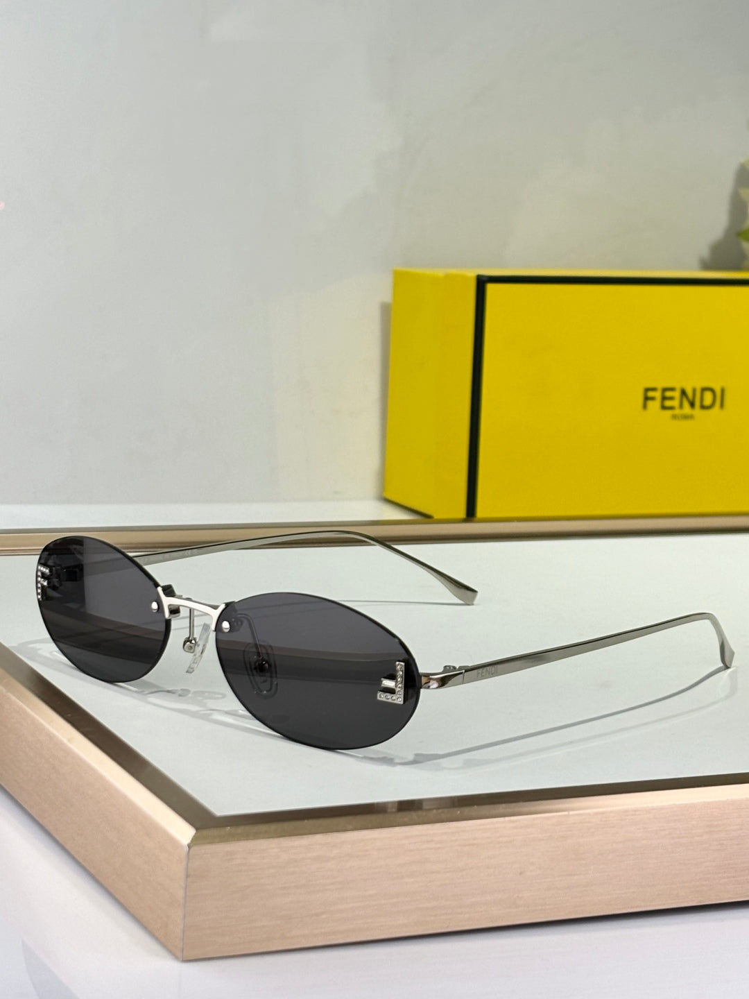 FIRST CRYSTAL RIMLESS OVAL FRAME SUNGLASSES FE4075US IN METAL - Brown
