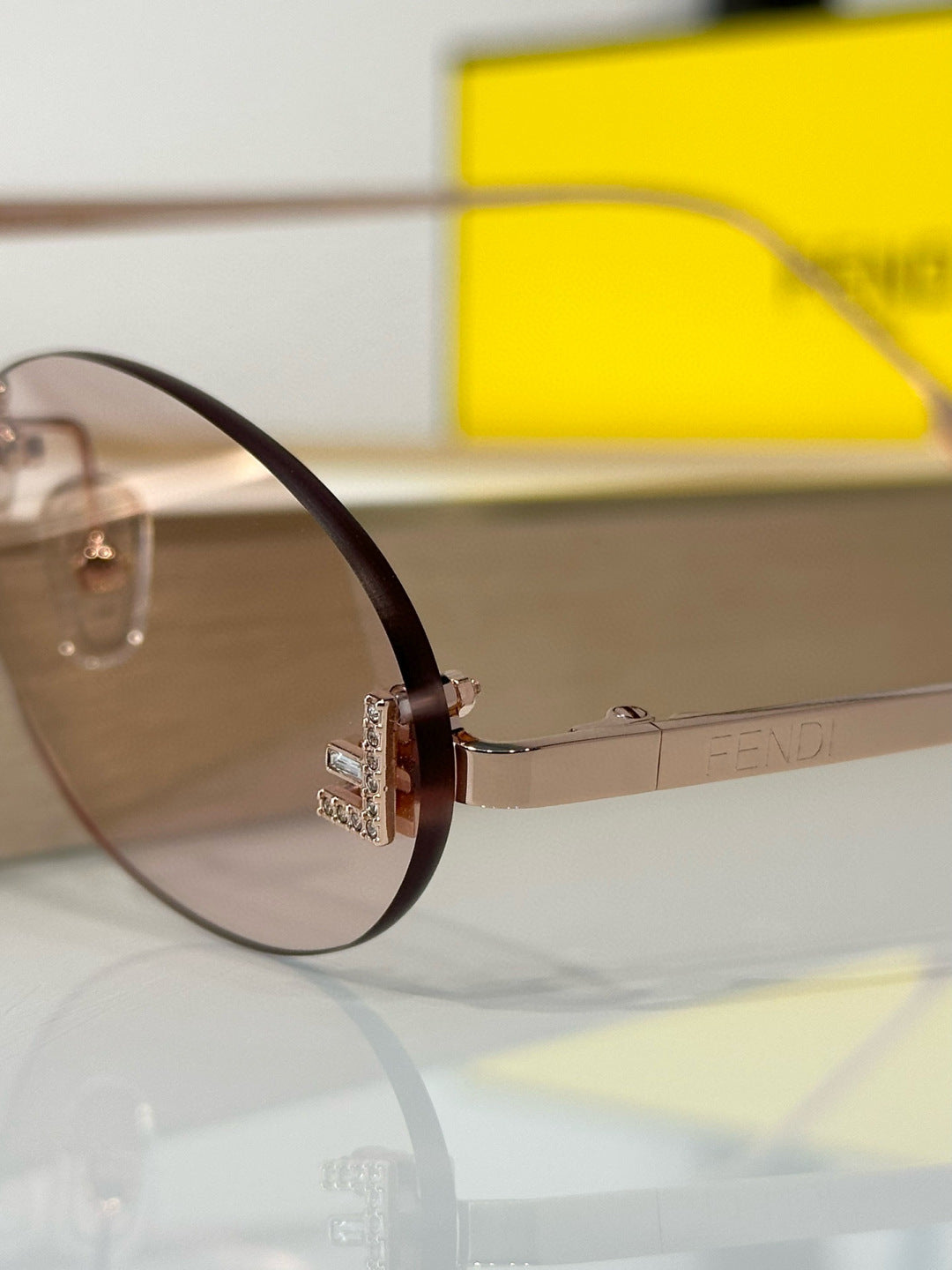 FIRST CRYSTAL RIMLESS OVAL FRAME SUNGLASSES FE4075US IN METAL - Brown